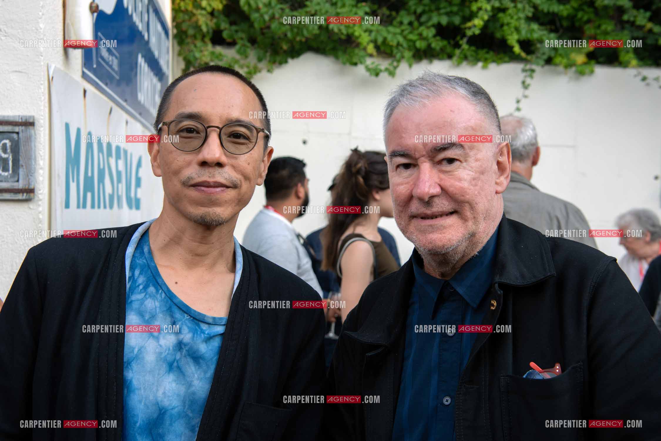 Le réalisateur, scénariste, producteur et artiste contemporain thaïlandais Apichatpong Weerasethakul  et le critique cinématographique français Jean-Pierre Rehm au 32 èm Festival du film à Marseille.    ( Exclusif )