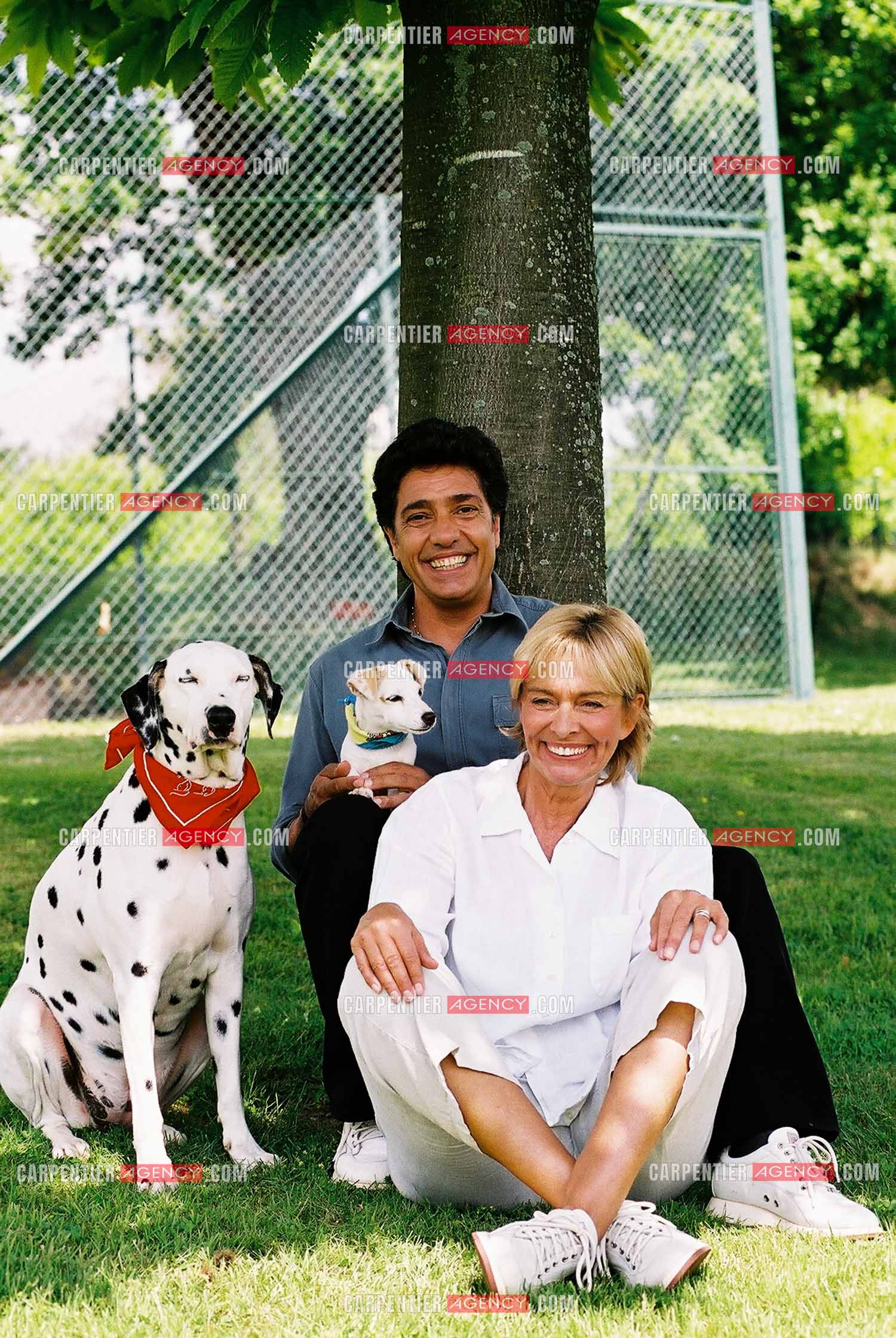 Le chanteur Frédéric François et sa femme Monique chez eux en Belgique avec leurs deux chiens, une Dalmatienne nommée Lady et une chienne Jack Ressel nommée Bichette.  ( Exclusif )