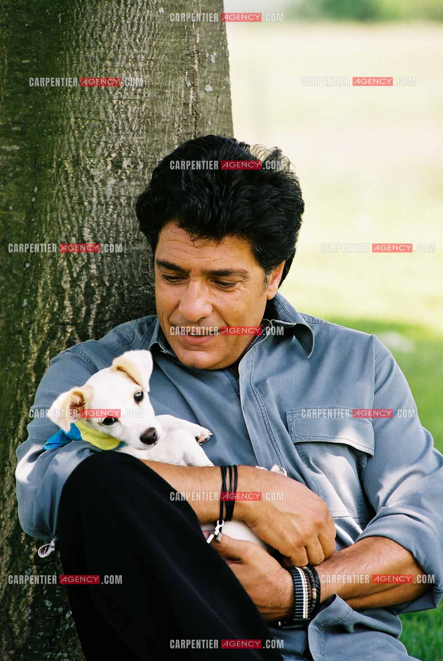 Le chanteur Frédéric François chez lui en Belgique avec sa nouvelle chienne Jack Ressel nommée Bichette.  ( Exclusif )