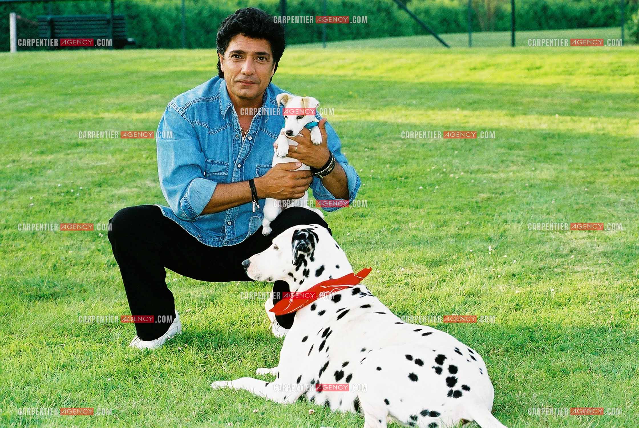 Le chanteur Frédéric François chez lui en Belgique avec ses deux chiens, une Dalmatienne nommée Lady et une chienne Jack Ressel nommée Bichette.  ( Exclusif )