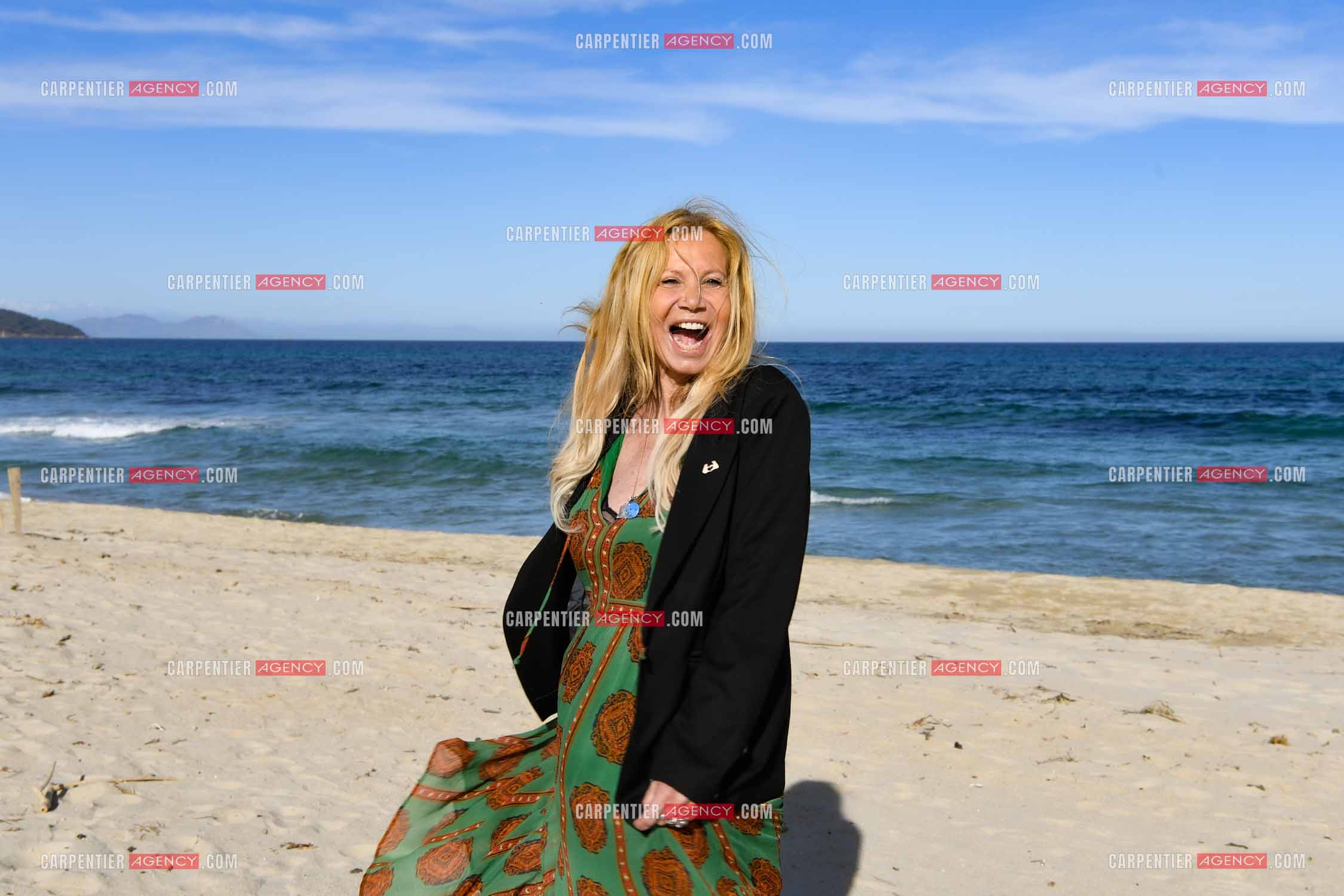 Suite à son infarctus, la comédienne Fiona Gélin se repose sur une plage de St Tropez.     ( Exclusif )