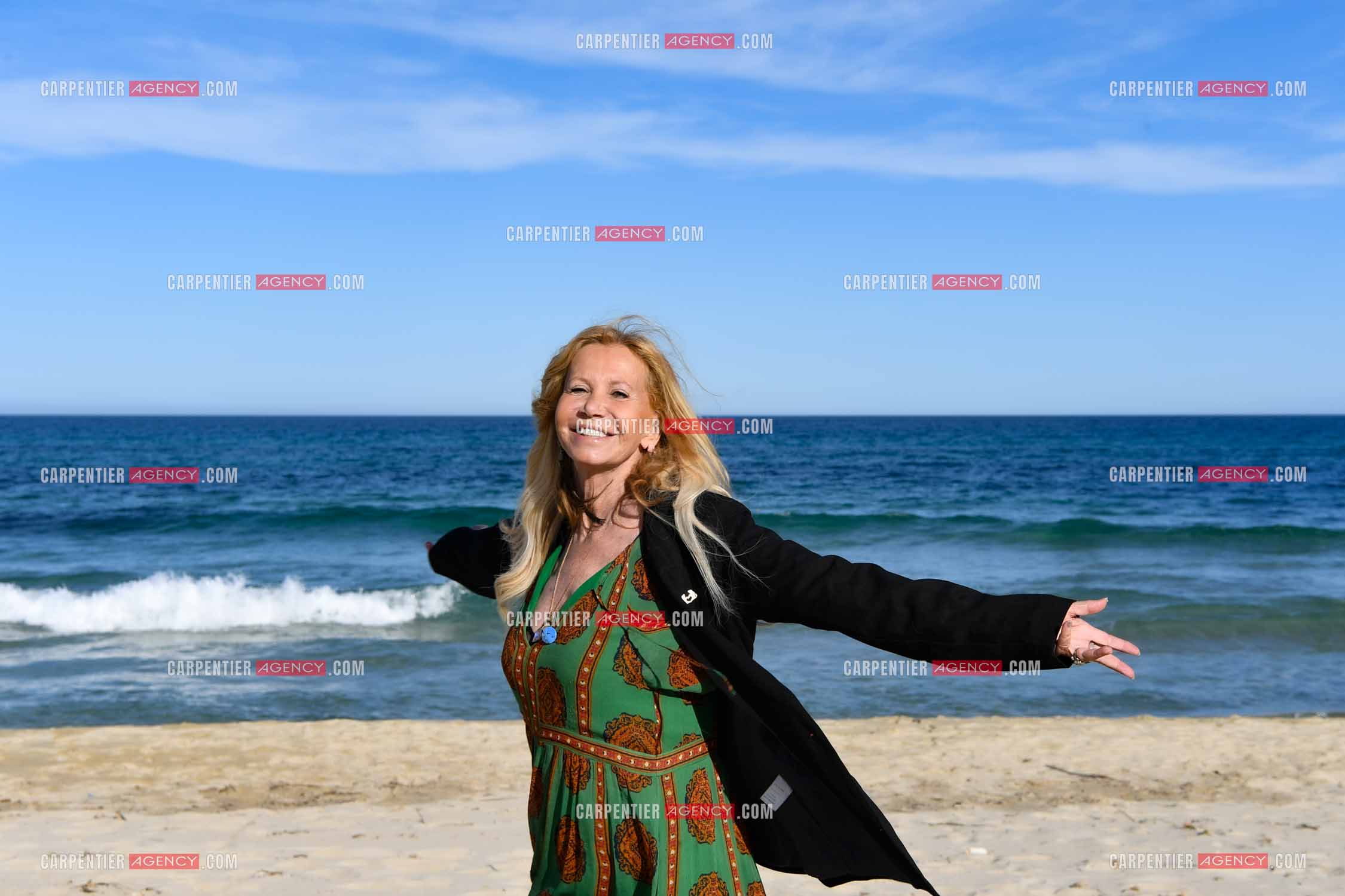 Suite à son infarctus, la comédienne Fiona Gélin se repose sur une plage de St Tropez.     ( Exclusif )