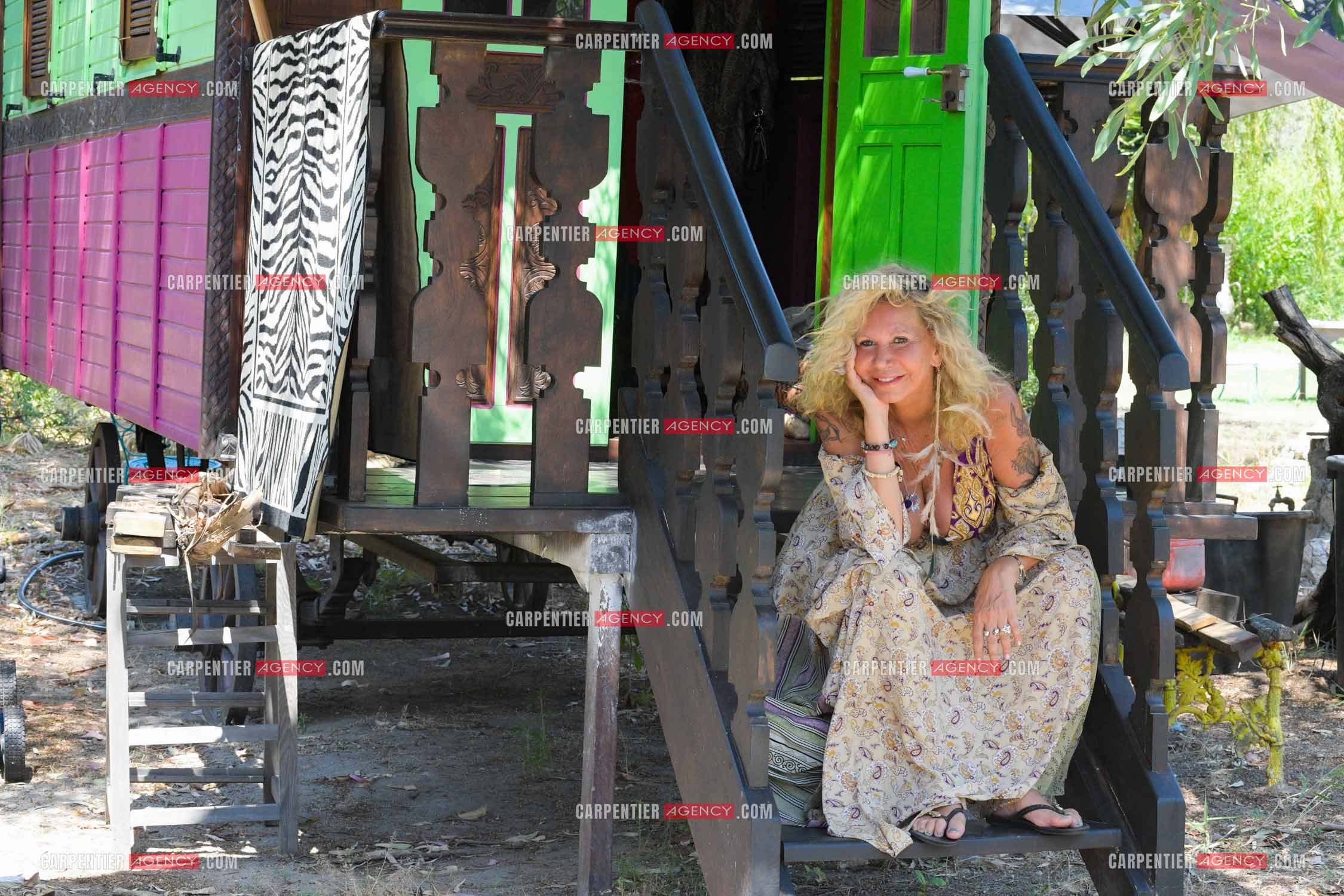 L'actrice Fiona Gélin en vacances à St Tropez dans une petite roulotte. ( exclue )