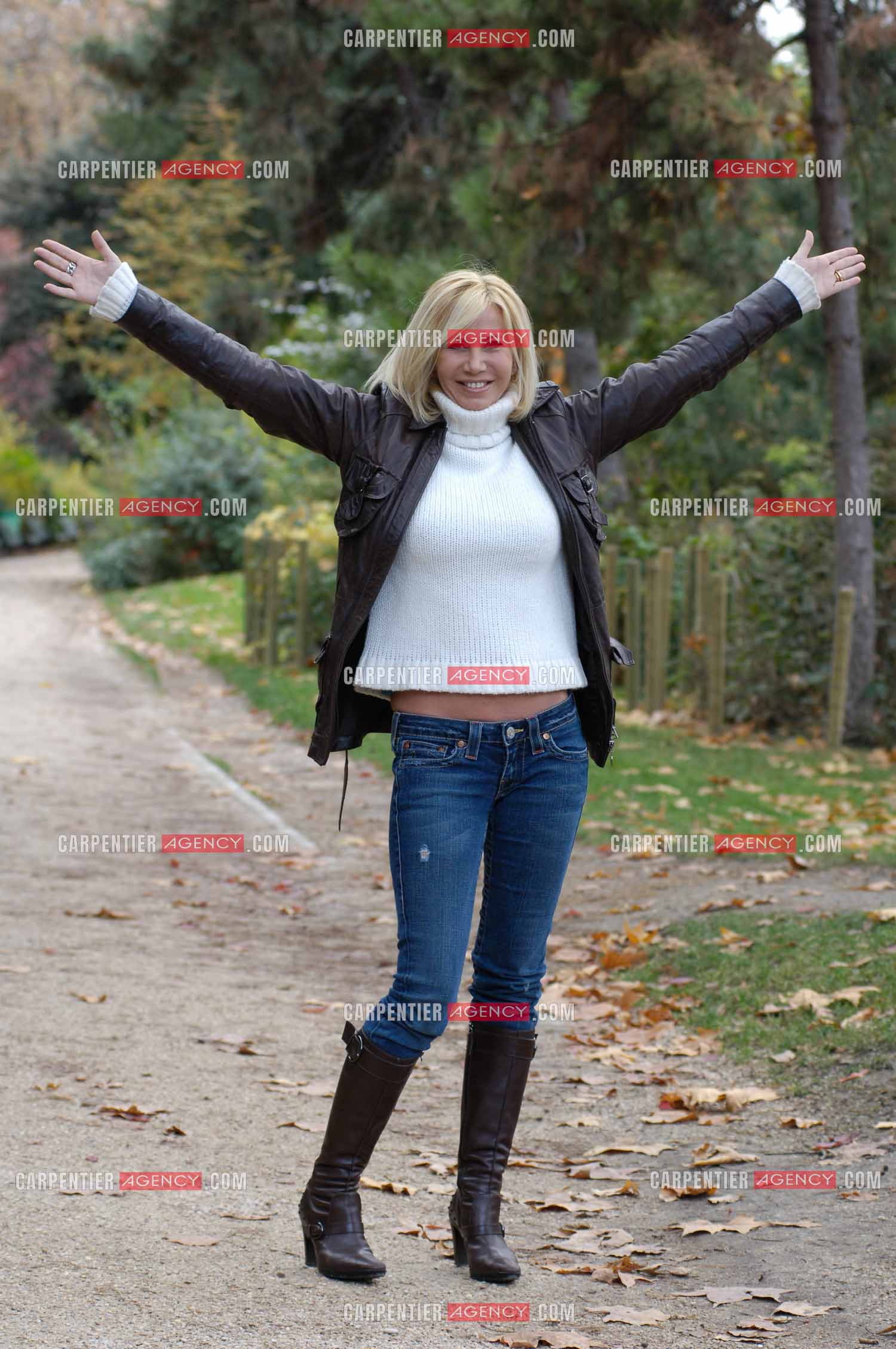 L'actrice Fiona Gélin lors d'une séance photos au Parc Monceau à Paris.    ( Exclusif )