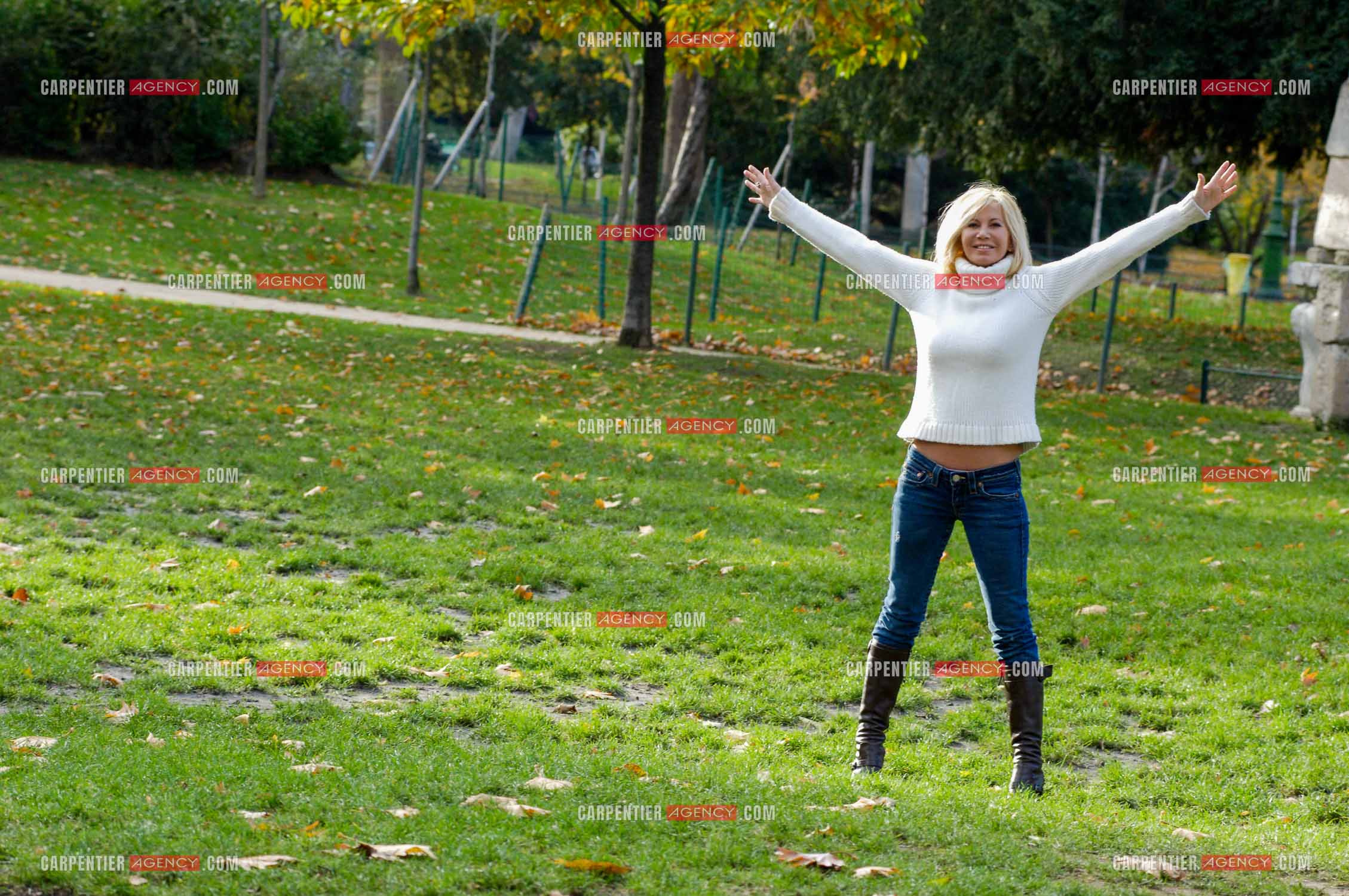 L'actrice Fiona Gélin lors d'une séance photos au Parc Monceau à Paris.    ( Exclusif )