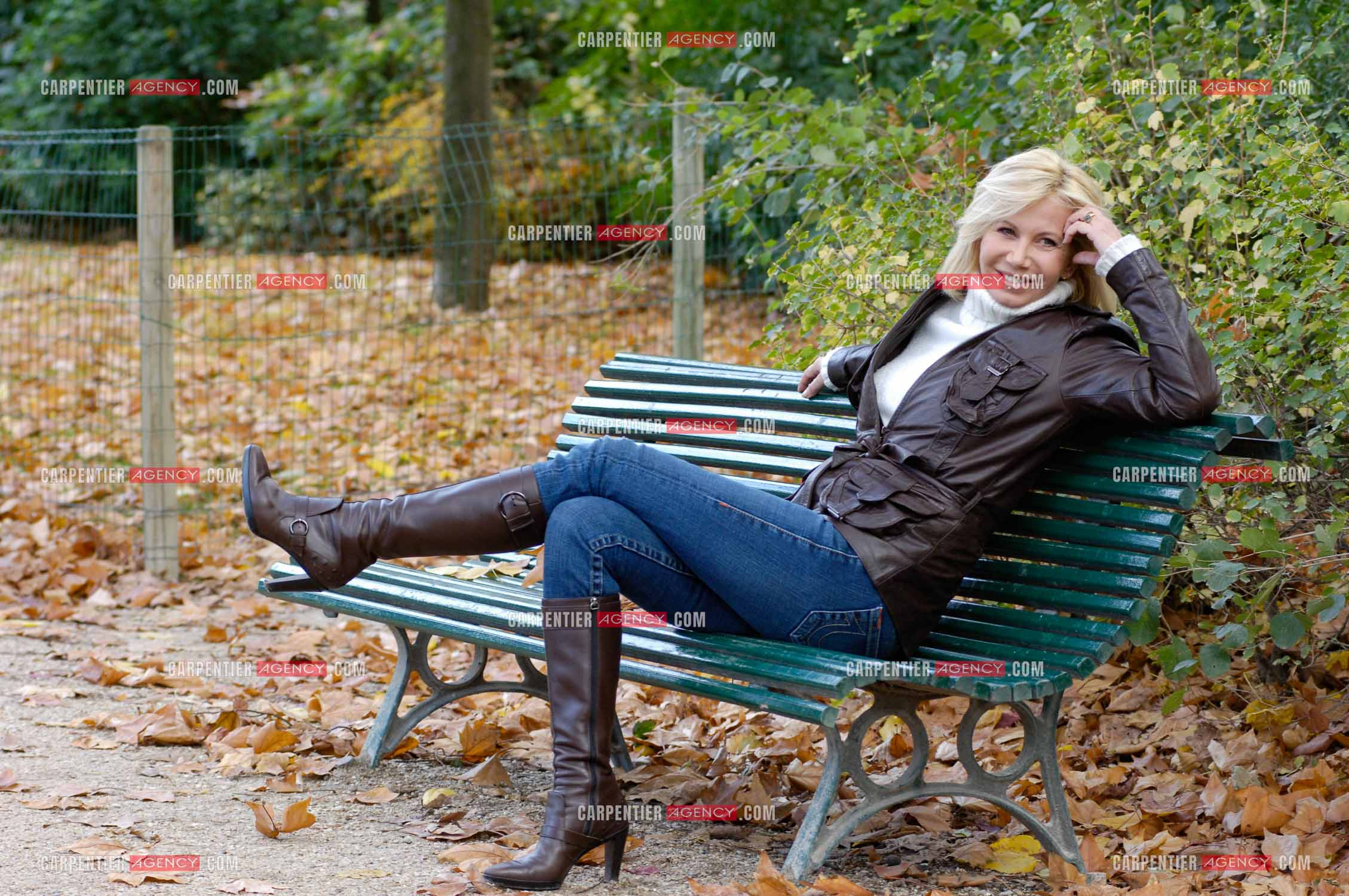 L'actrice Fiona Gélin lors d'une séance photos au Parc Monceau à Paris.    ( Exclusif )