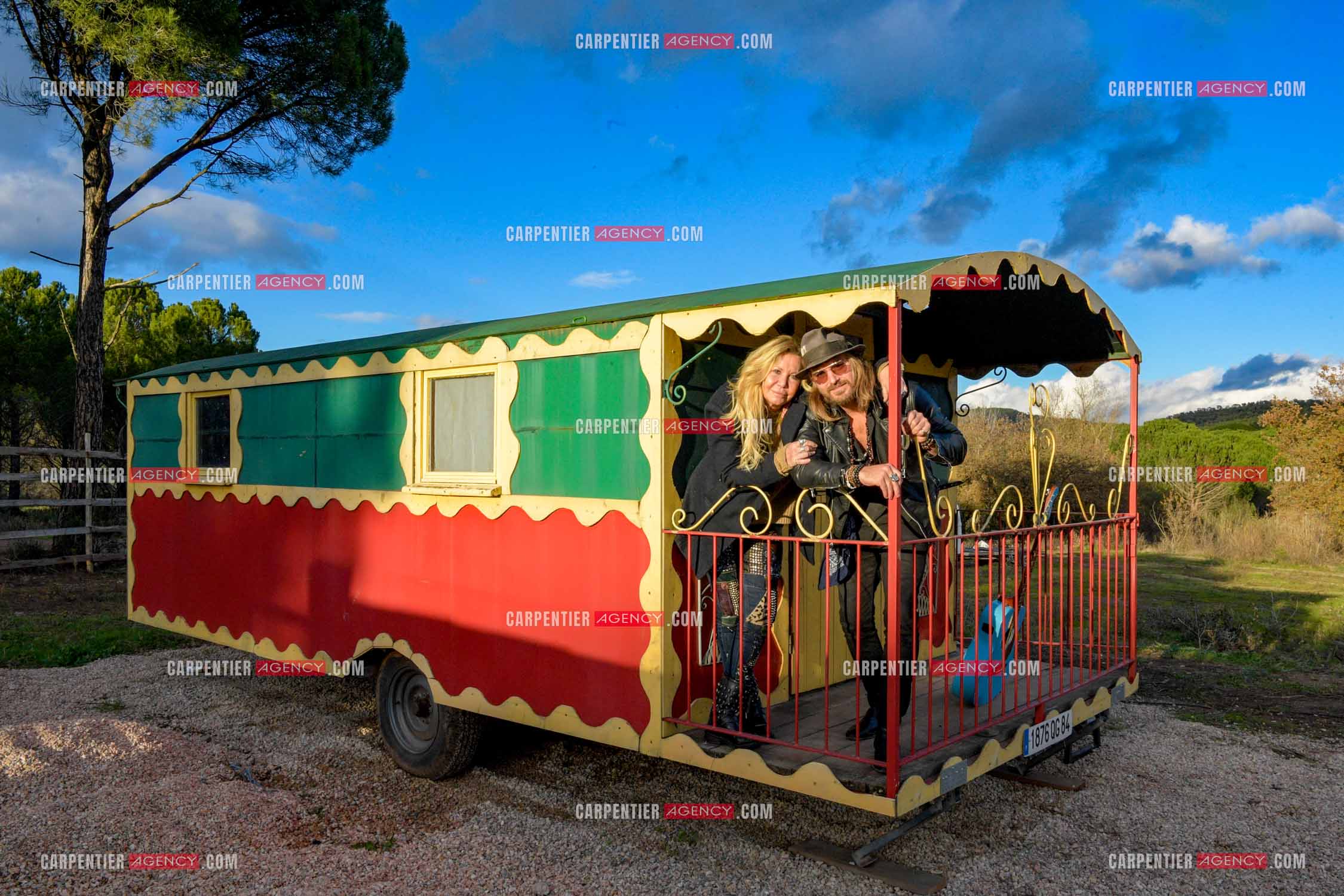 L'actrice Fiona Gélin et son compagnon  le chanteur à la guitare bleue Richard Bauduin dit Richard ChardRy chez les gitans à Vidauban. ( Exclusif )