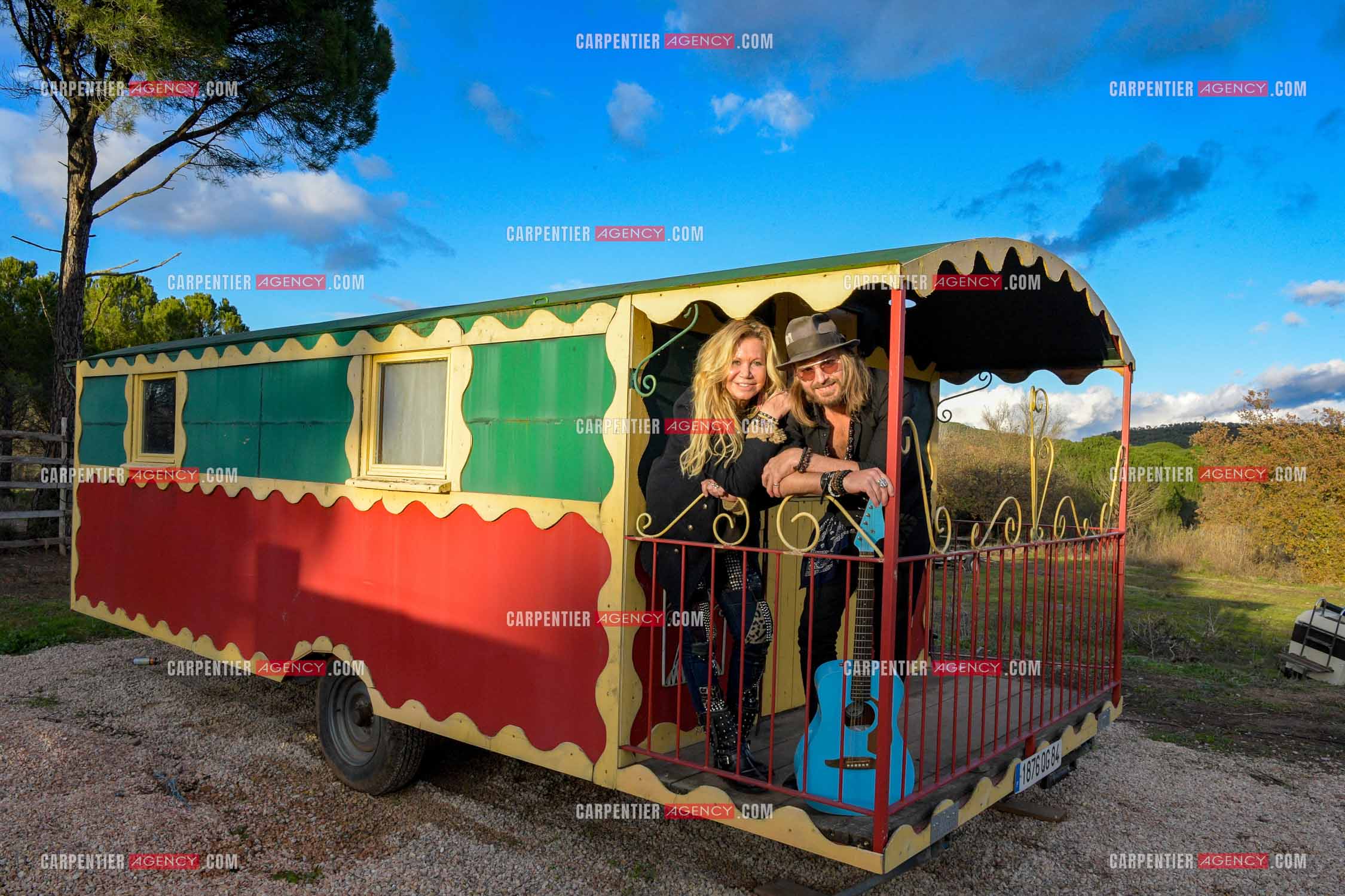 L'actrice Fiona Gélin et son compagnon  le chanteur à la guitare bleue Richard Bauduin dit Richard ChardRy chez les gitans à Vidauban. ( Exclusif )