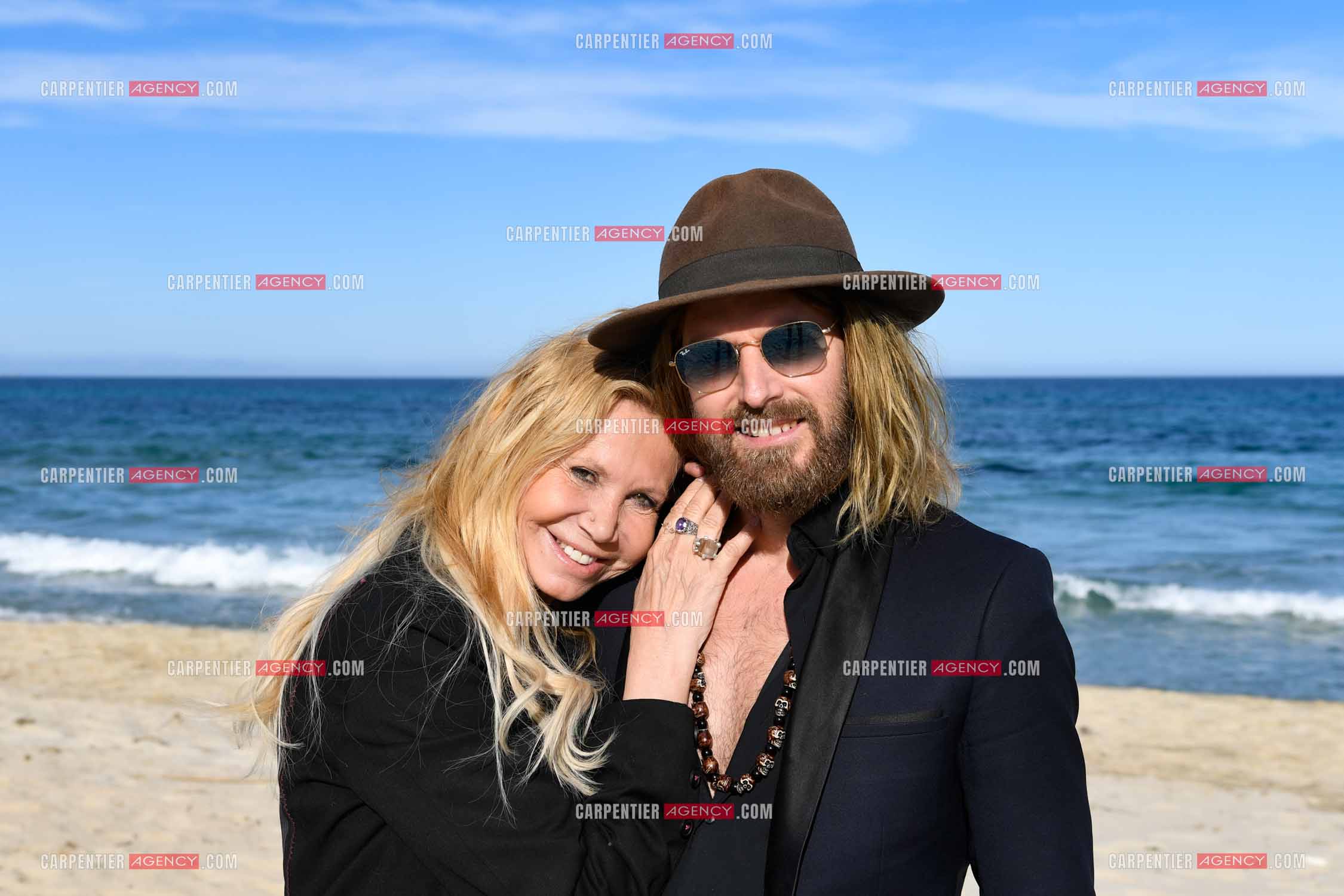 Suite à son infarctus, la comédienne Fiona Gélin et son compagnon ChardRy  (Richard Bauduin) se reposent sur une plage de St Tropez.     ( Exclusif )