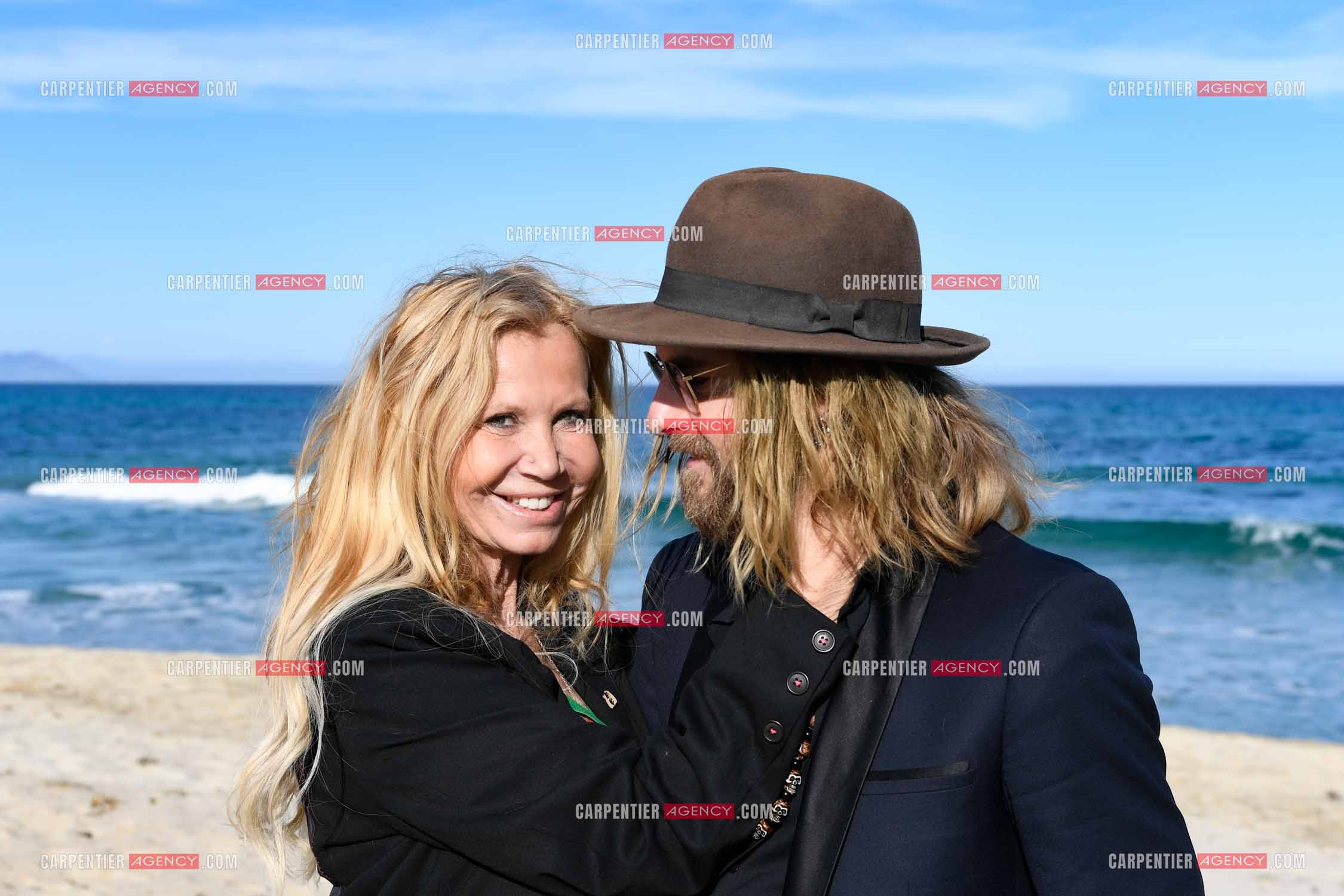 Suite à son infarctus, la comédienne Fiona Gélin et son compagnon ChardRy  (Richard Bauduin) se reposent sur une plage de St Tropez.     ( Exclusif )