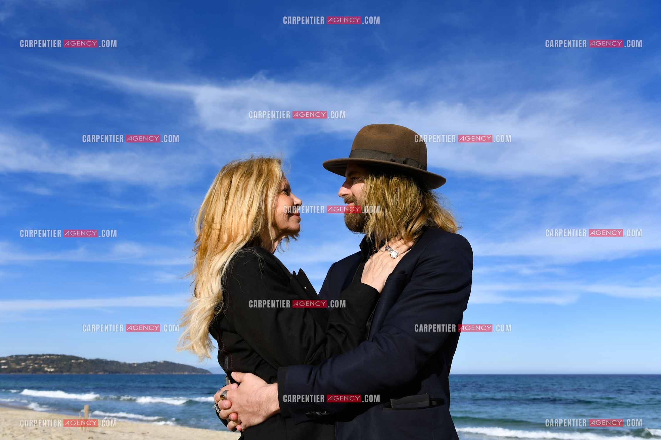 Suite à son infarctus, la comédienne Fiona Gélin et son compagnon ChardRy  (Richard Bauduin) se reposent sur une plage de St Tropez.     ( Exclusif )