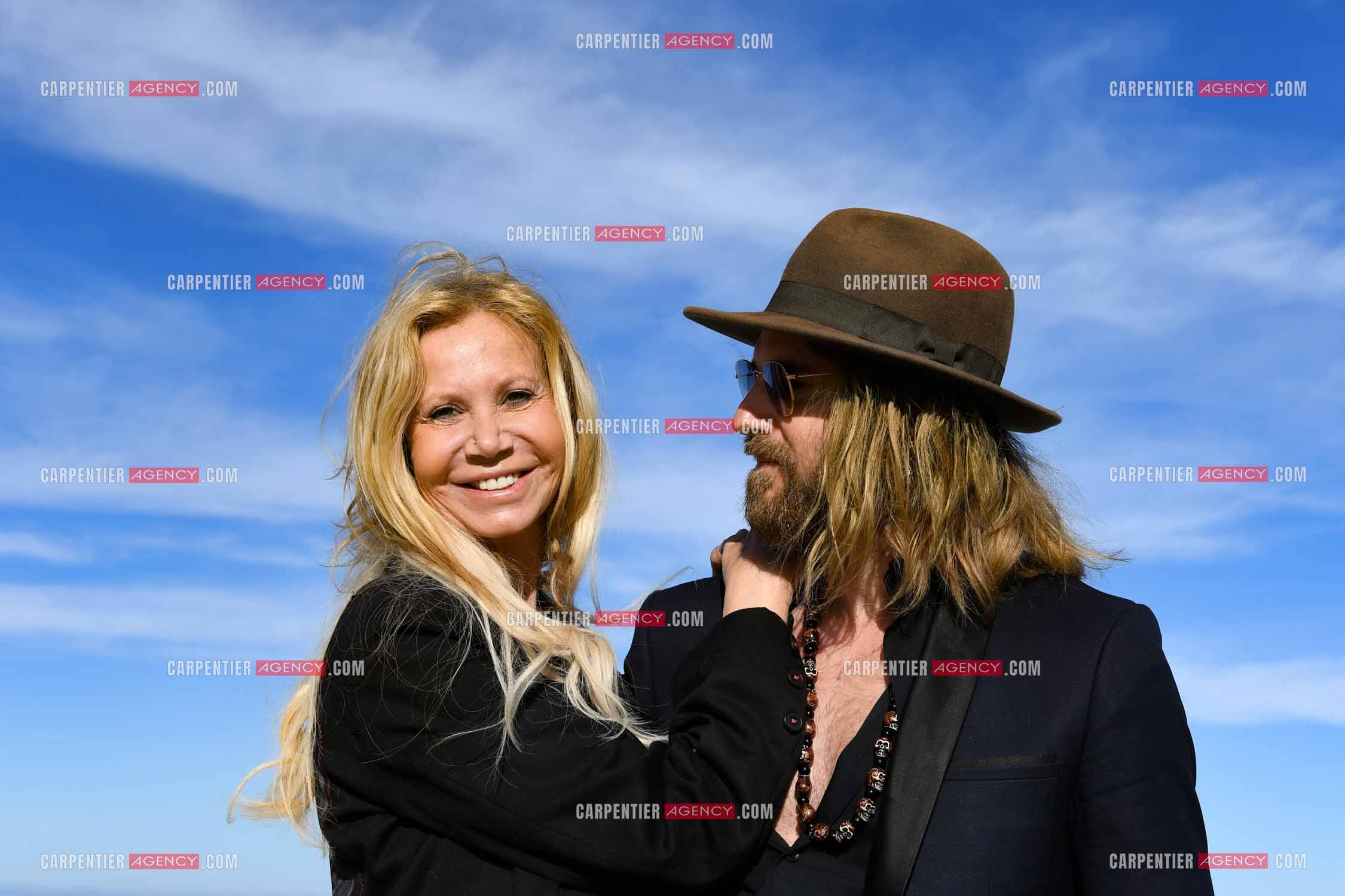 Suite à son infarctus, la comédienne Fiona Gélin et son compagnon ChardRy  (Richard Bauduin) se reposent sur une plage de St Tropez.     ( Exclusif )