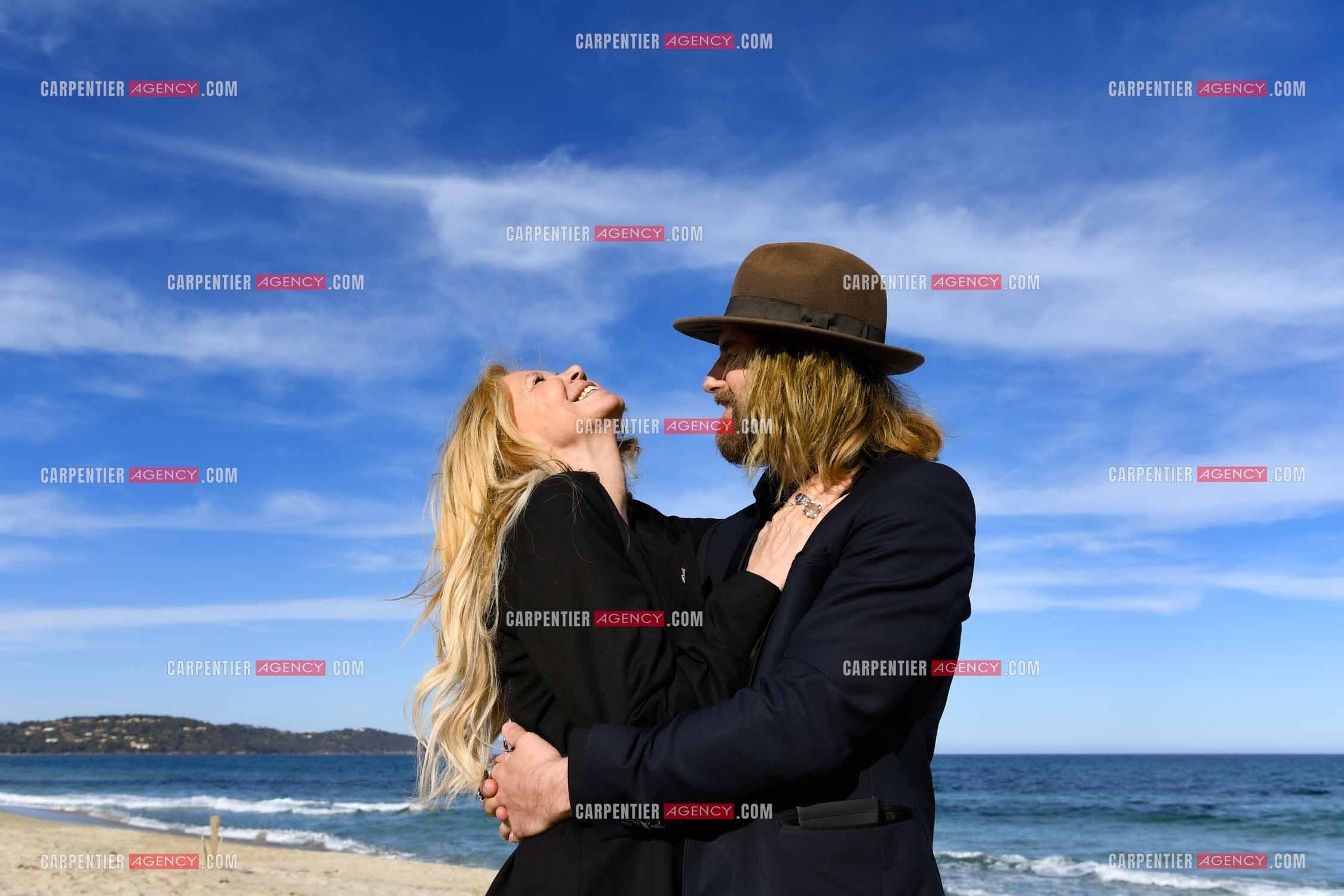 Suite à son infarctus, la comédienne Fiona Gélin et son compagnon ChardRy  (Richard Bauduin) se reposent sur une plage de St Tropez.     ( Exclusif )