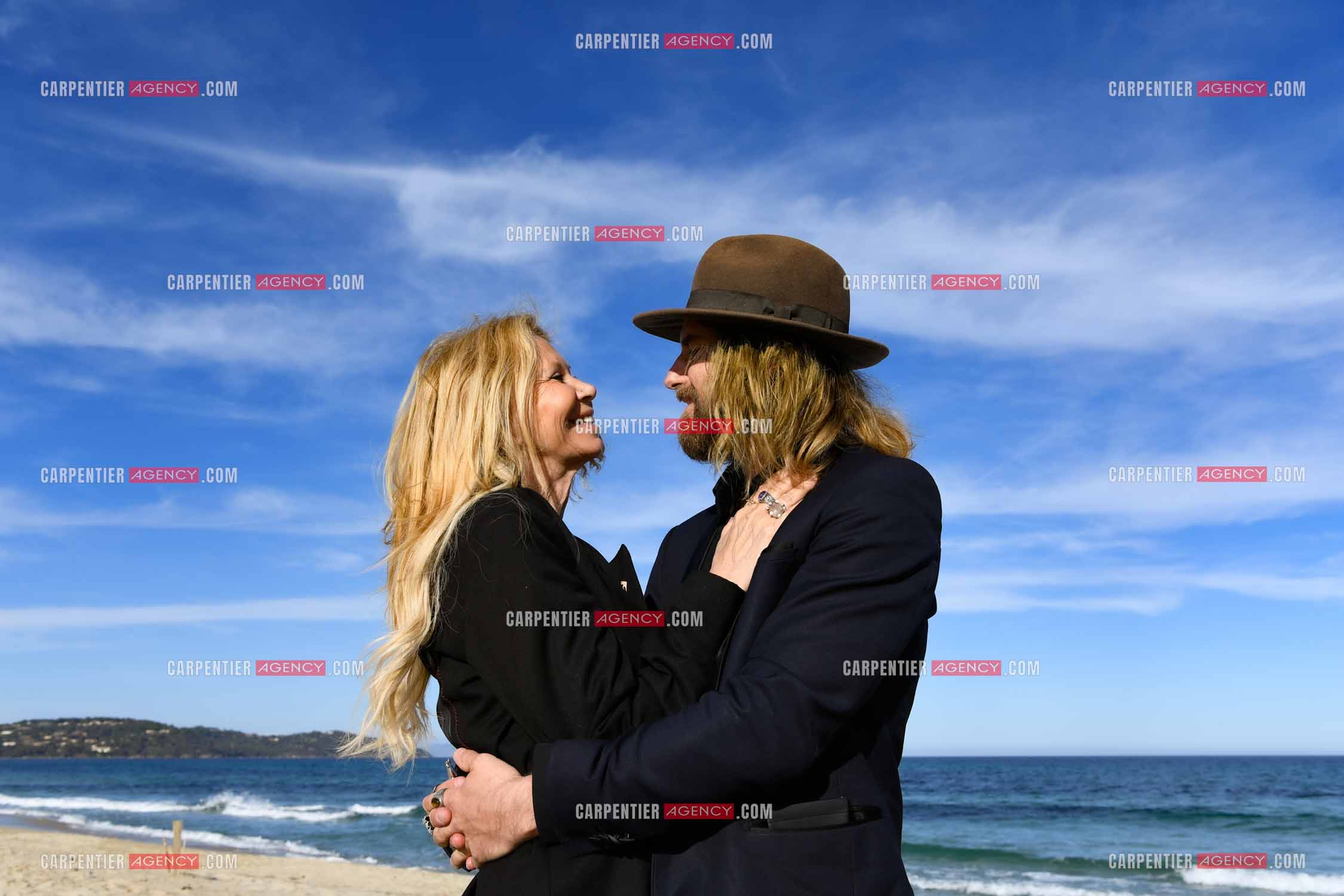 Suite à son infarctus, la comédienne Fiona Gélin et son compagnon ChardRy  (Richard Bauduin) se reposent sur une plage de St Tropez.     ( Exclusif )