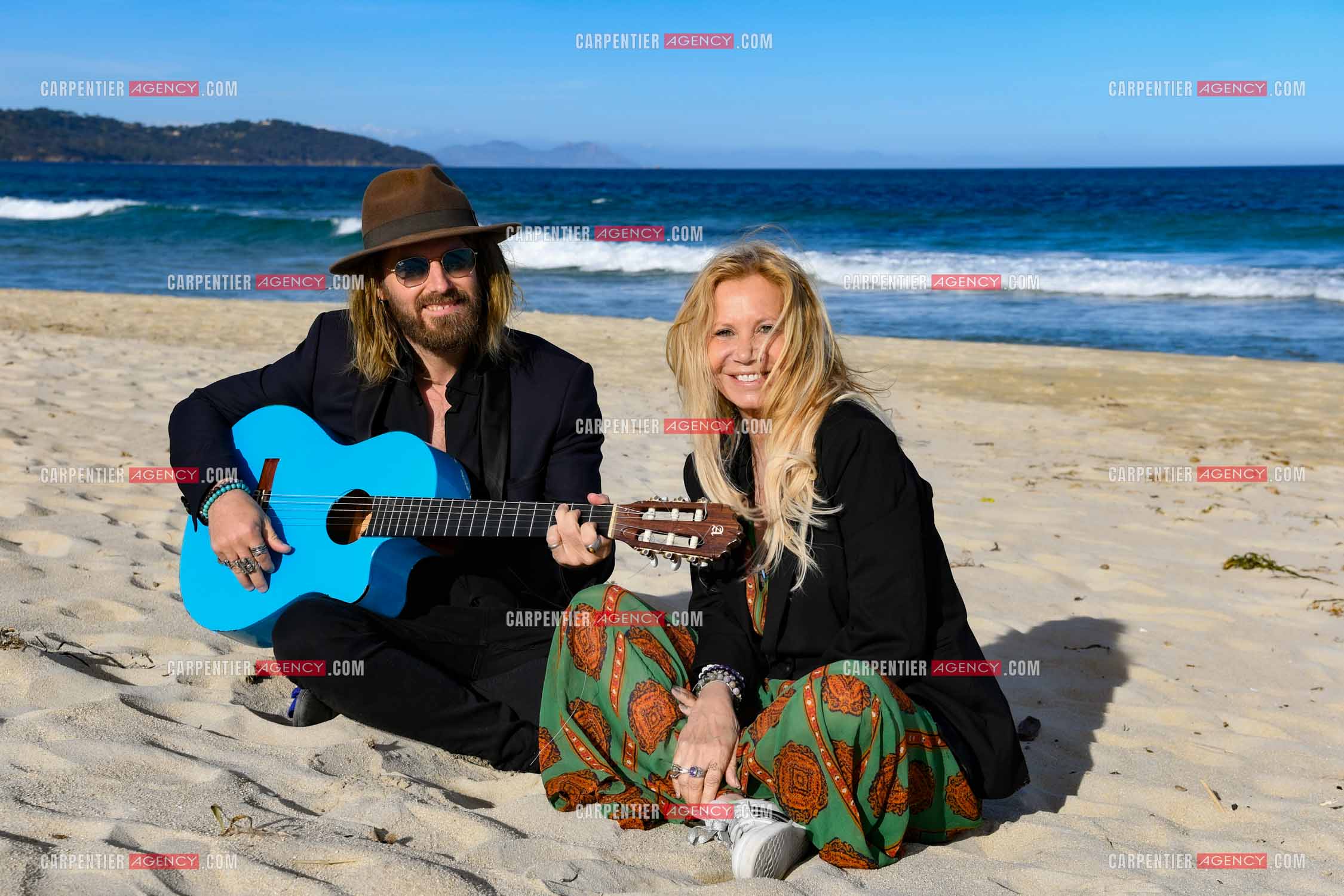 Suite à son infarctus, la comédienne Fiona Gélin et son compagnon ChardRy  (Richard Bauduin) se reposent sur une plage de St Tropez.     ( Exclusif )