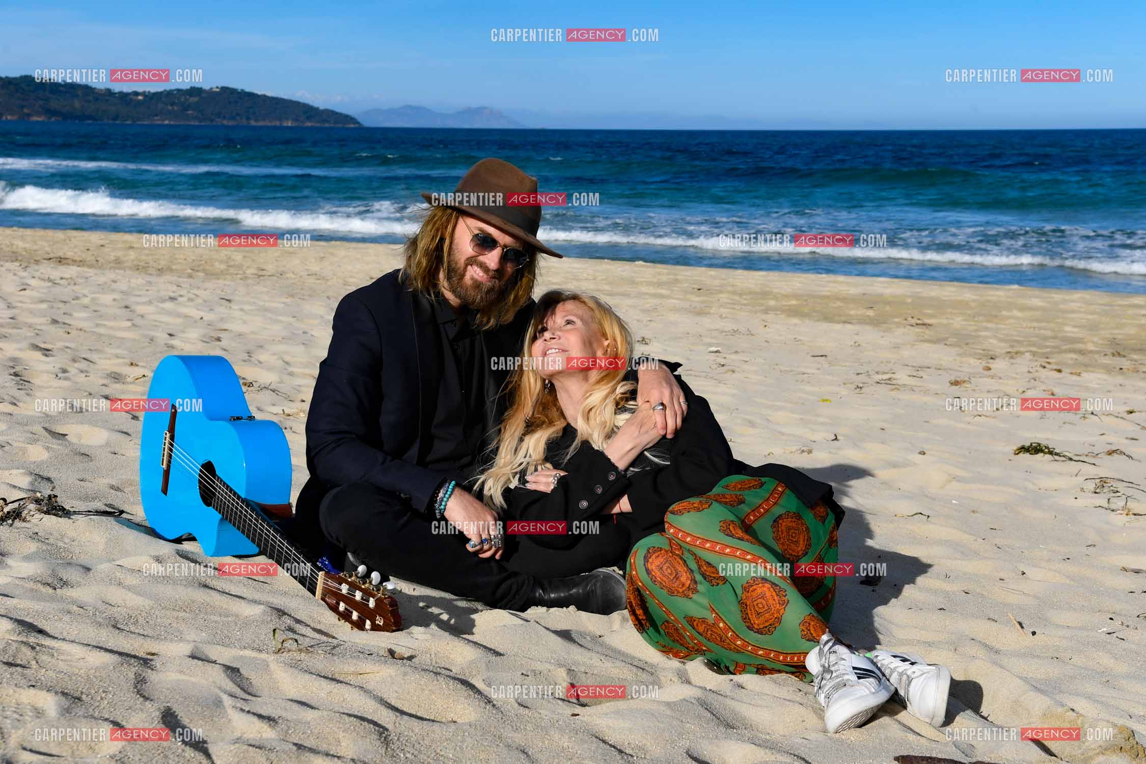 Suite à son infarctus, la comédienne Fiona Gélin et son compagnon ChardRy  (Richard Bauduin) se reposent sur une plage de St Tropez.     ( Exclusif )