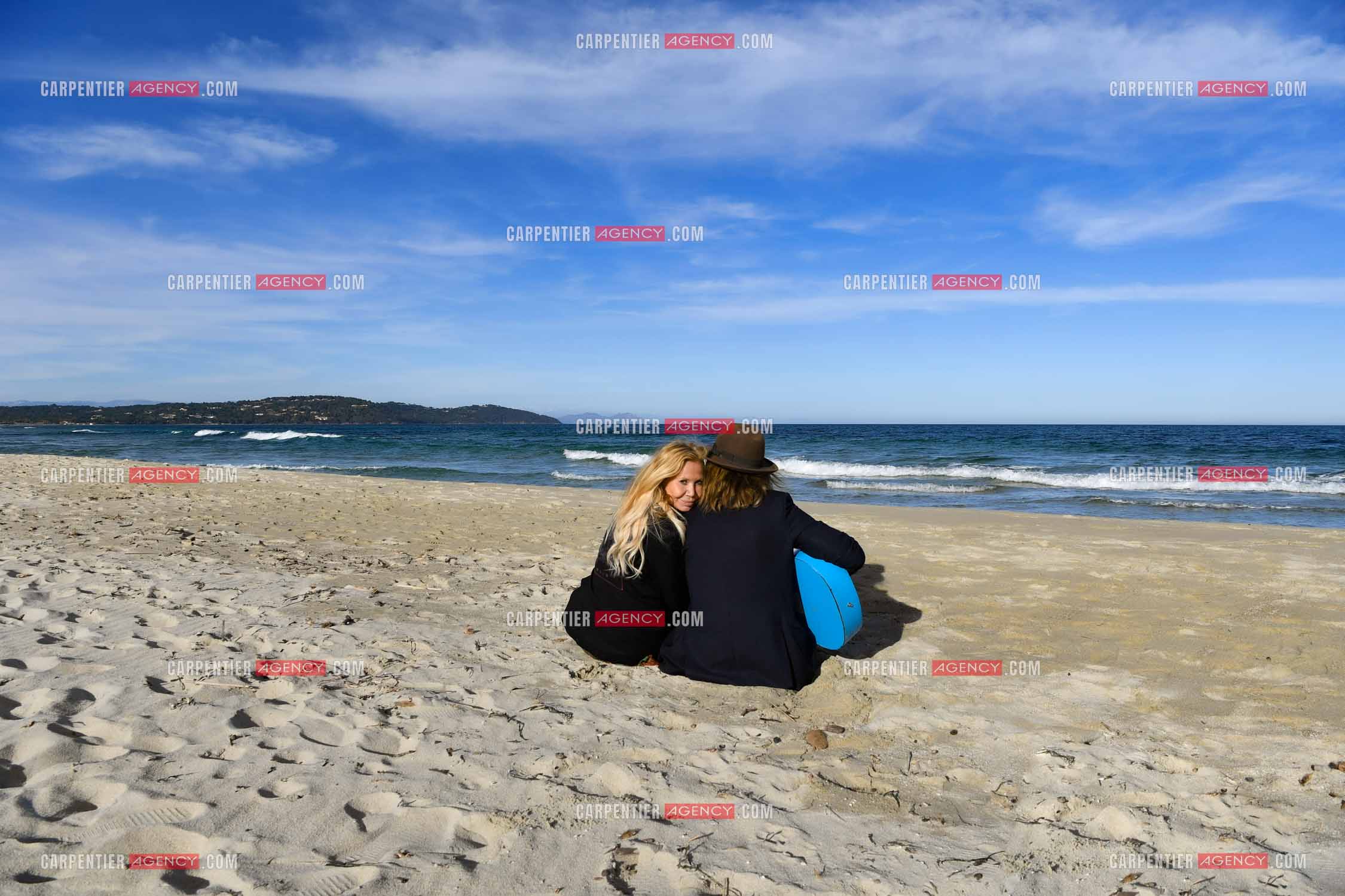 Suite à son infarctus, la comédienne Fiona Gélin et son compagnon ChardRy  (Richard Bauduin) se reposent sur une plage de St Tropez.     ( Exclusif )