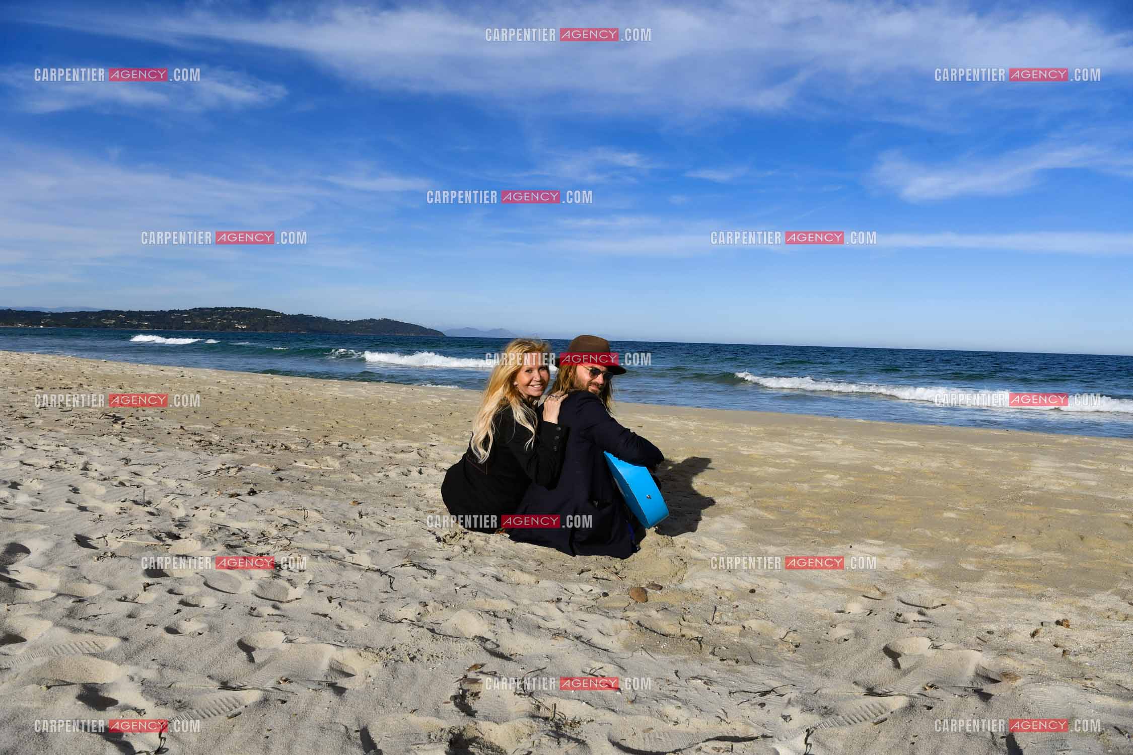 Suite à son infarctus, la comédienne Fiona Gélin et son compagnon ChardRy  (Richard Bauduin) se reposent sur une plage de St Tropez.     ( Exclusif )