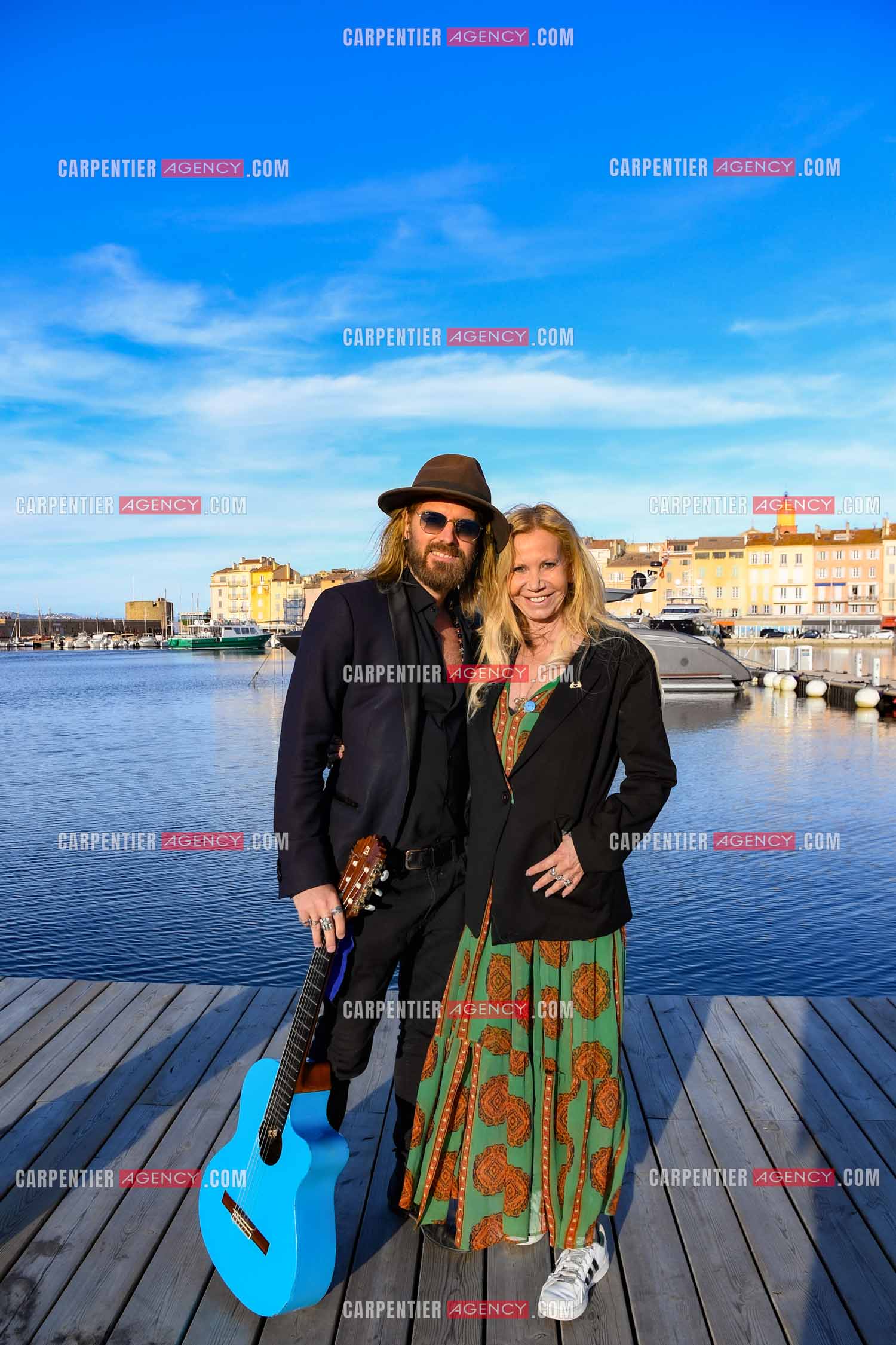 Suite à son infarctus, la comédienne Fiona Gélin et son compagnon ChardRy  (Richard Bauduin)se ressourcent sur le port de St Tropez.     ( Exclusif )