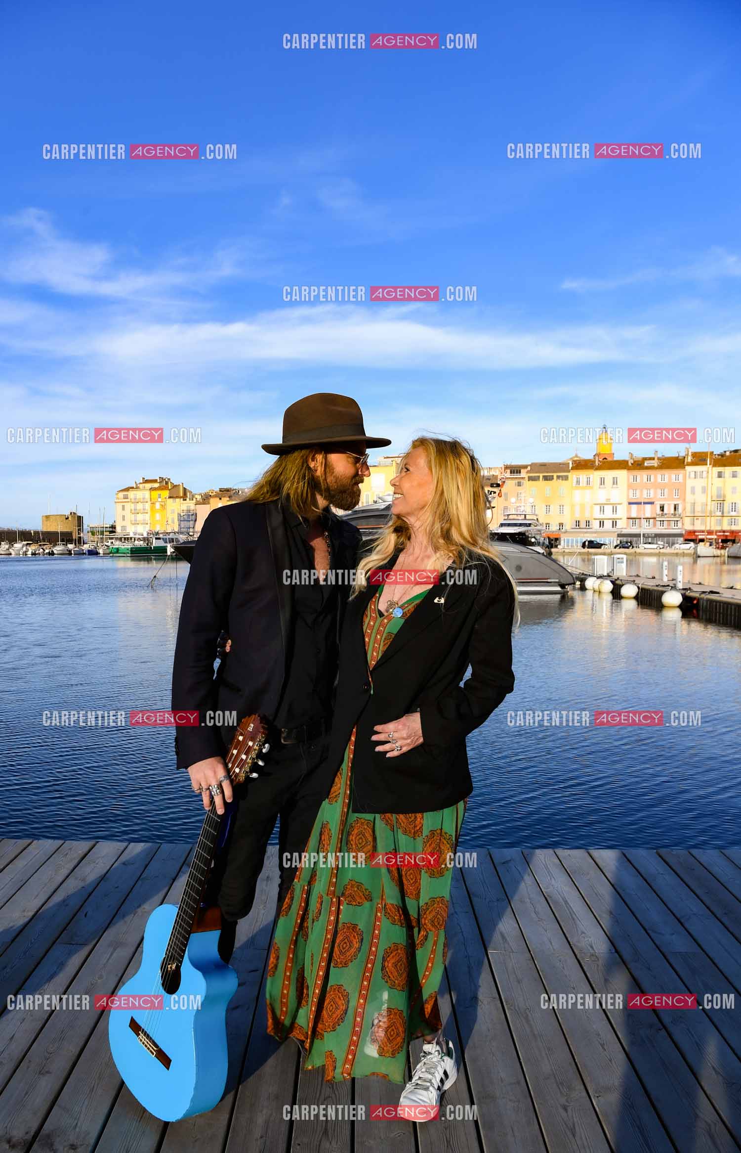 Suite à son infarctus, la comédienne Fiona Gélin et son compagnon ChardRy  (Richard Bauduin)se ressourcent sur le port de St Tropez.     ( Exclusif )