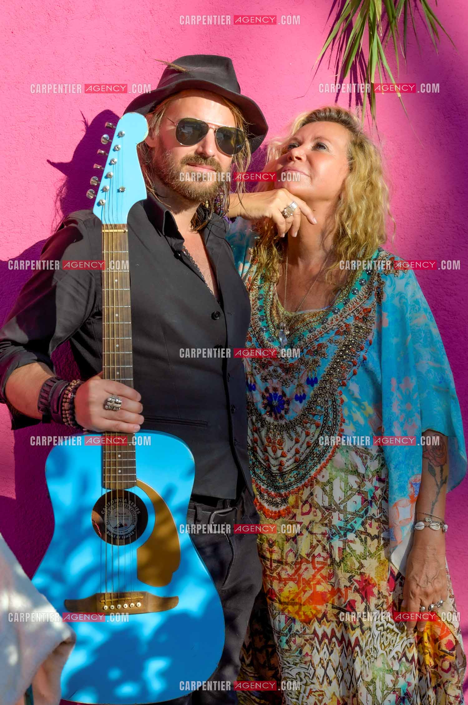 Séance photos avec Fiona Gélin et Richard Bauduin  ( l'homme à la guitare bleue ) dans la villa de Marcel Pagnol à St Tropez lors du tournage de son clip vidéo sur la chanson de Joe Dassin  “ A TOI “. ( Exclusif )