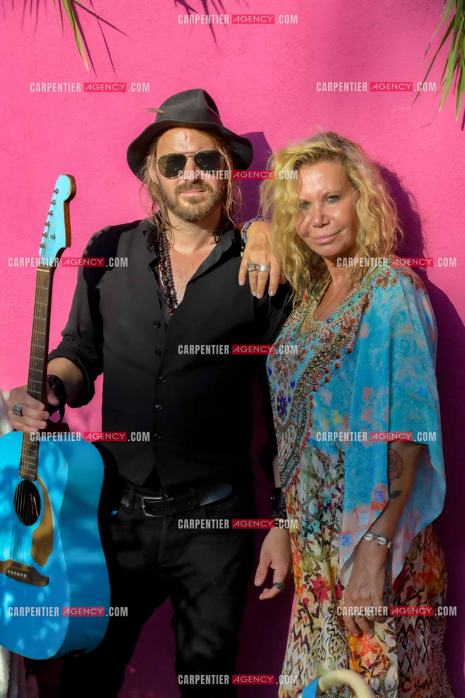 Séance photos avec Fiona Gélin et Richard Bauduin  ( l'homme à la guitare bleue ) dans la villa de Marcel Pagnol à St Tropez lors du tournage de son clip vidéo sur la chanson de Joe Dassin  “ A TOI “. ( Exclusif )