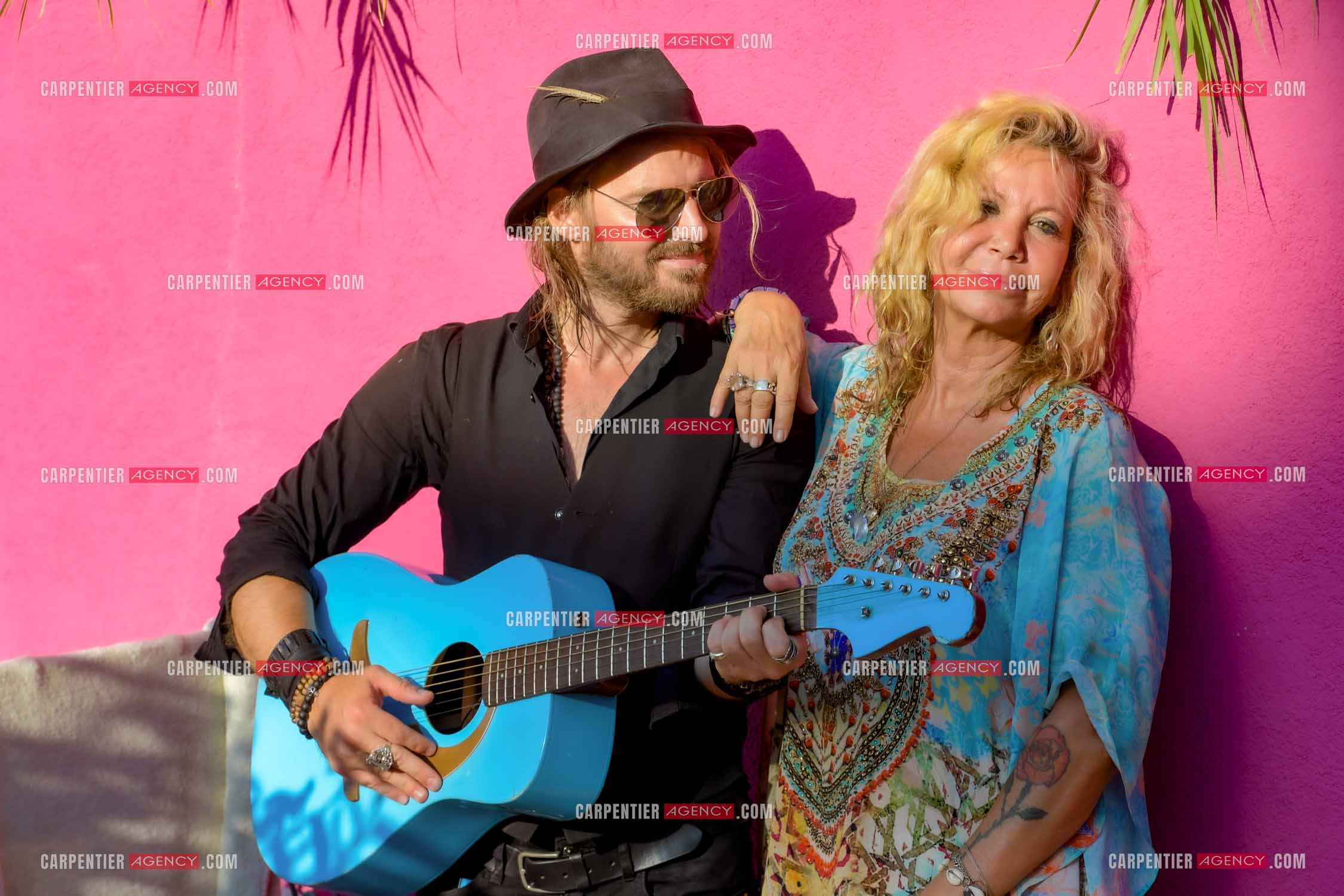 Séance photos avec Fiona Gélin et Richard Bauduin  ( l'homme à la guitare bleue ) dans la villa de Marcel Pagnol à St Tropez lors du tournage de son clip vidéo sur la chanson de Joe Dassin  “ A TOI “. ( Exclusif )