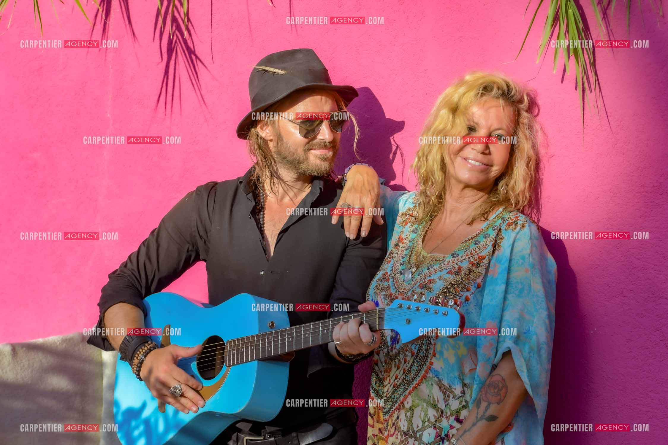 Séance photos avec Fiona Gélin et Richard Bauduin  ( l'homme à la guitare bleue ) dans la villa de Marcel Pagnol à St Tropez lors du tournage de son clip vidéo sur la chanson de Joe Dassin  “ A TOI “. ( Exclusif )