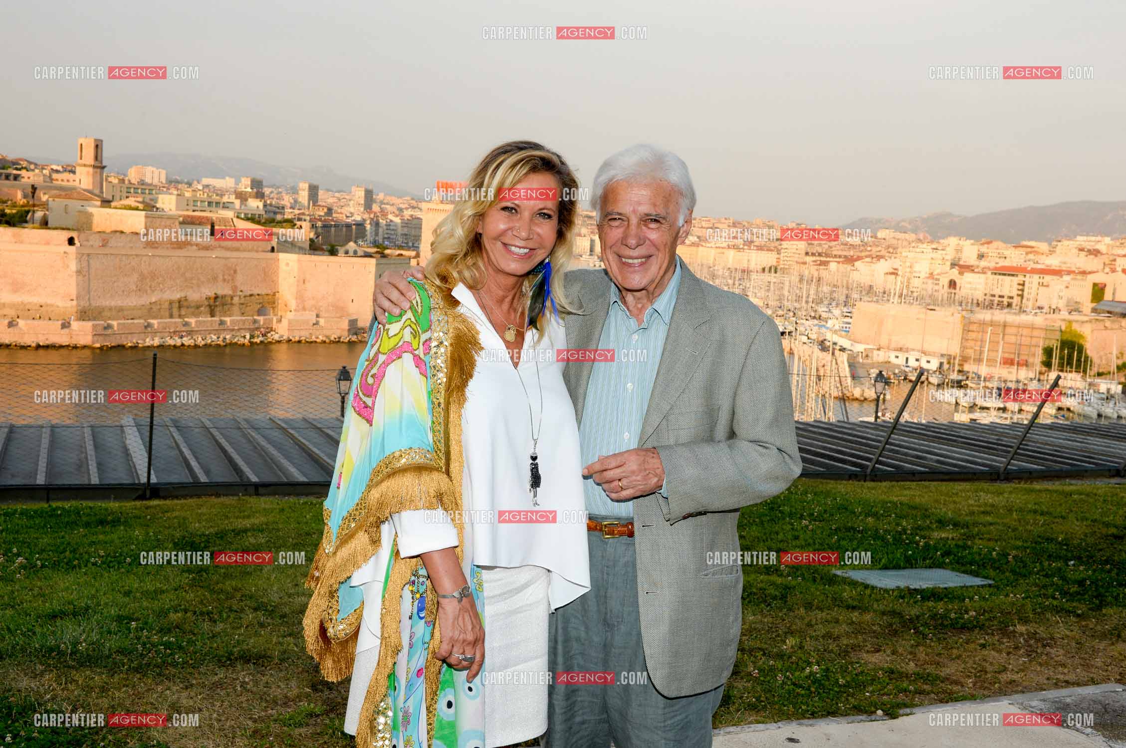 La comédienne FIONA GELIN présente son livre au salon du livre à Marseille. Sur la photo, avec son ami Guy Bedos venu lui aussi présenter son livre.