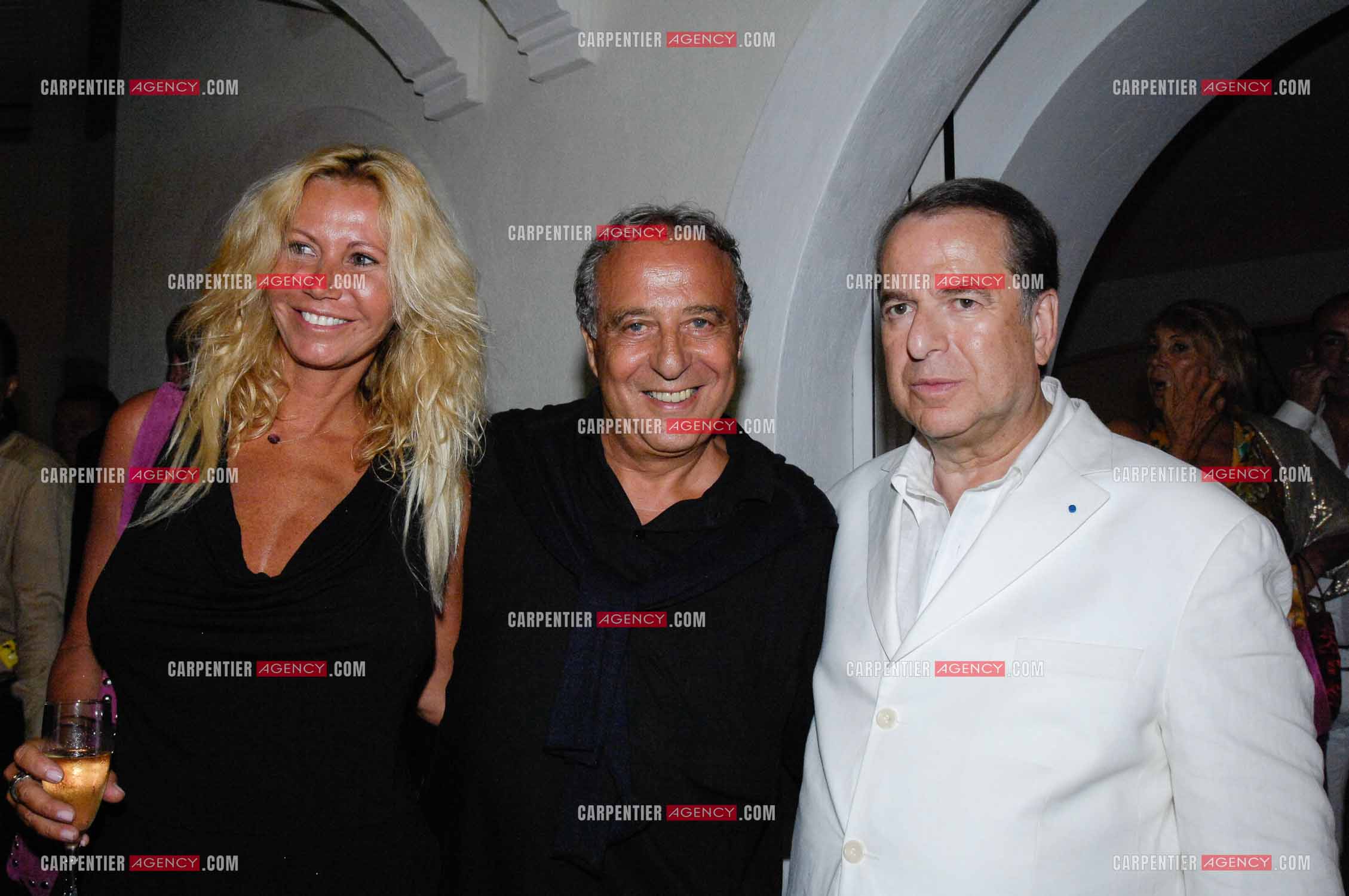 Paul-Loup Sulitzer fête ses 61 ans dans la villa de son ami Thomas Leclercq a St Tropez. Paul-Loup reçoit Daniel Hechter et sa compagne Fiona Gélin.