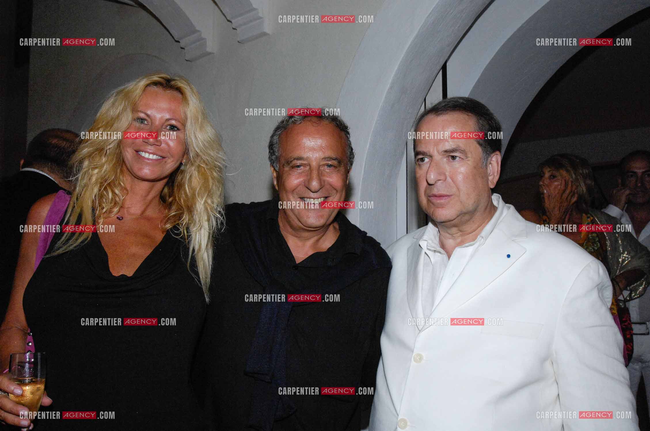 Paul-Loup Sulitzer fête ses 61 ans dans la villa de son ami Thomas Leclercq a St Tropez. Paul-Loup reçoit Daniel Hechter et sa compagne Fiona Gélin.