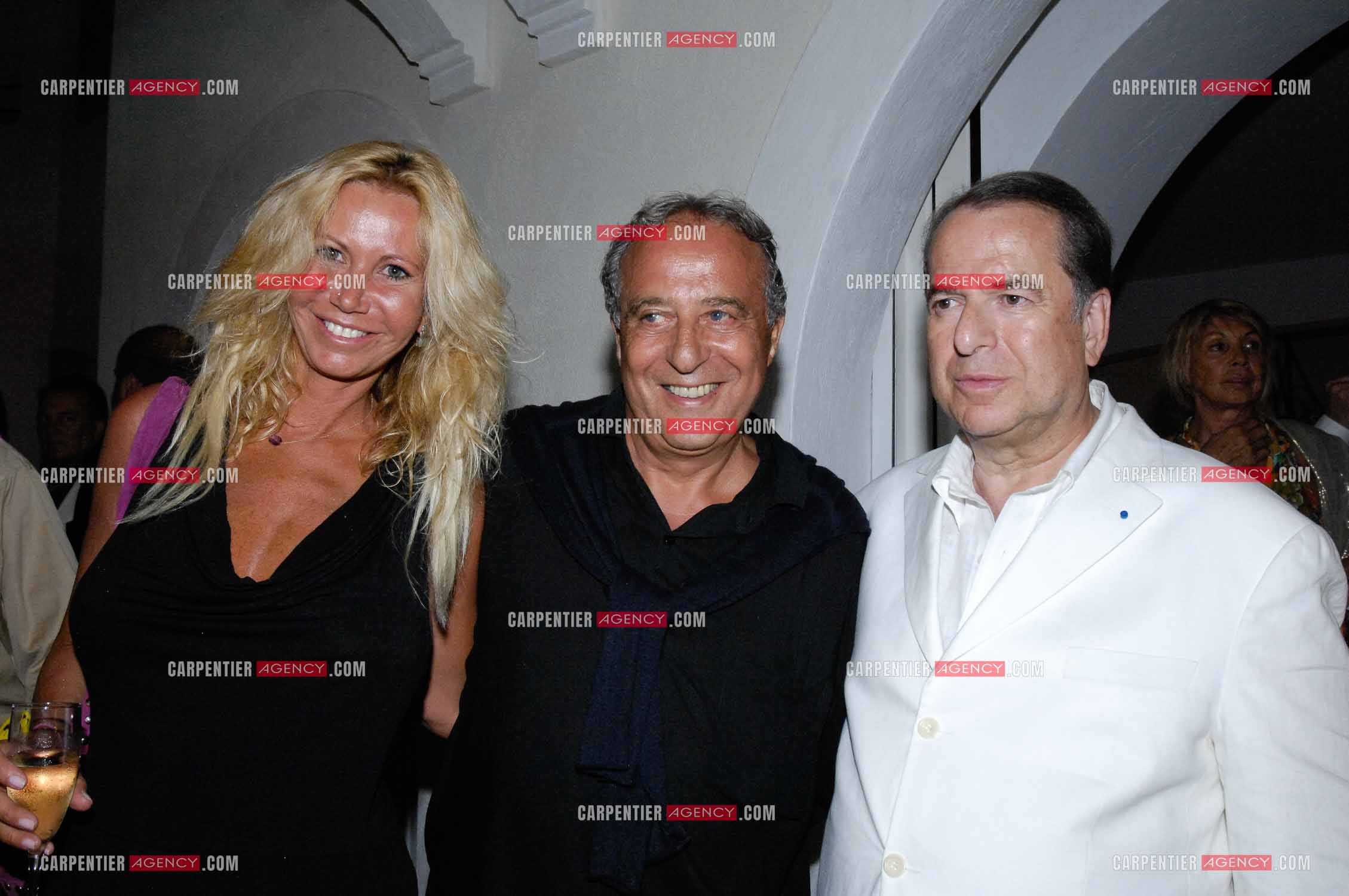 Paul-Loup Sulitzer fête ses 61 ans dans la villa de son ami Thomas Leclercq a St Tropez. Paul-Loup reçoit Daniel Hechter et sa compagne Fiona Gélin.