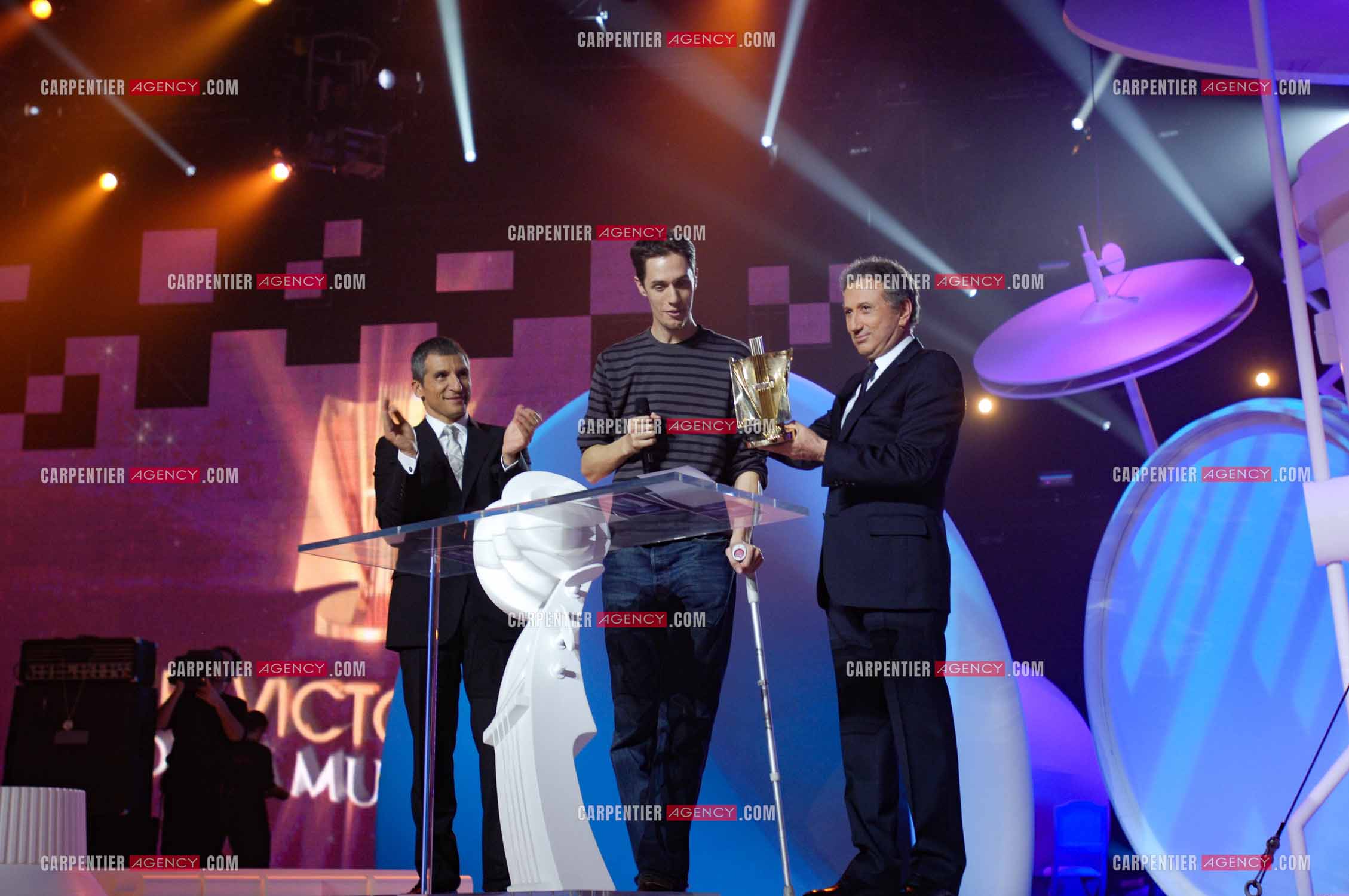 Le rappeur Fabien Marsaud dit  Grand Corps Malade aux Victoires de la Musique en 2007. Le rappeur reçoit deux Victoires: Celle de l'artiste révélation scène et la Victoire de l'album révélation des mains de Michel Drucker et en présence de Nagui.