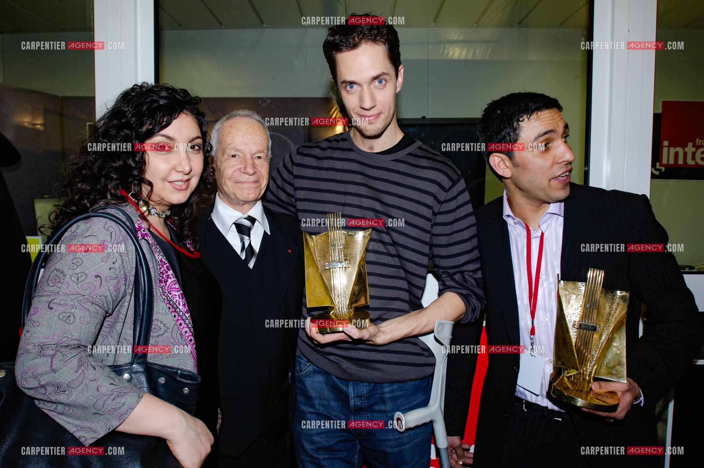 Le rappeur Fabien Marsaud dit Grand Corps Malade aux Victoires de la Musique en 2007. Le rappeur reçoit deux Victoires: Celle de l'artiste révélation scène et la Victoire de l'album révélation. Grand Corps Malade entouré de Mary De Vivo la patronne du Réservoir et son producteur Jean-Rachid Kallouche.                     ( Exclusif )