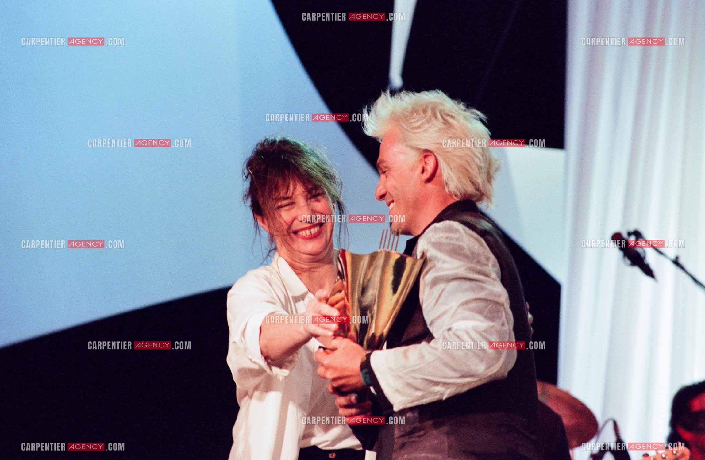 13e cérémonie des Victoires de la musique à l'Olympia le 20 Février 1998 présentée par l'animateur Michel Drucker. Le chanteur Florent Pagny reçoit la victoire du meilleur artiste interprète masculin de l'année des mains de Jane Birkin.