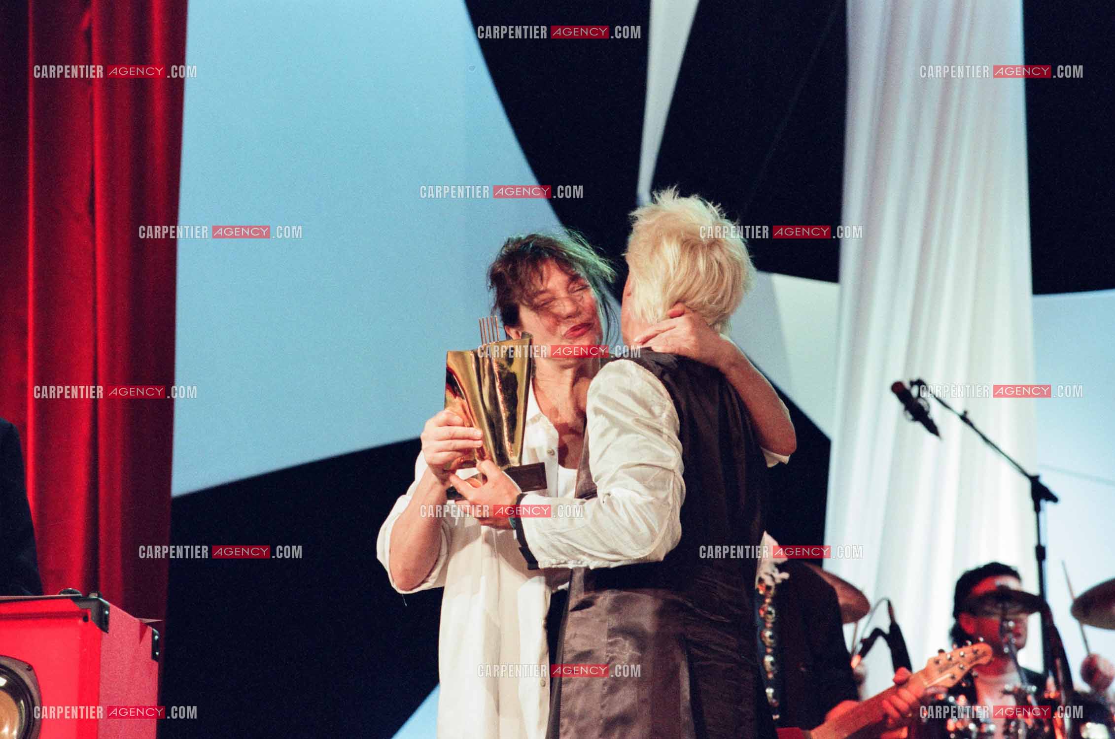 13e cérémonie des Victoires de la musique à l'Olympia le 20 Février 1998 présentée par l'animateur Michel Drucker. Le chanteur Florent Pagny reçoit la victoire du meilleur artiste interprète masculin de l'année des mains de Jane Birkin.