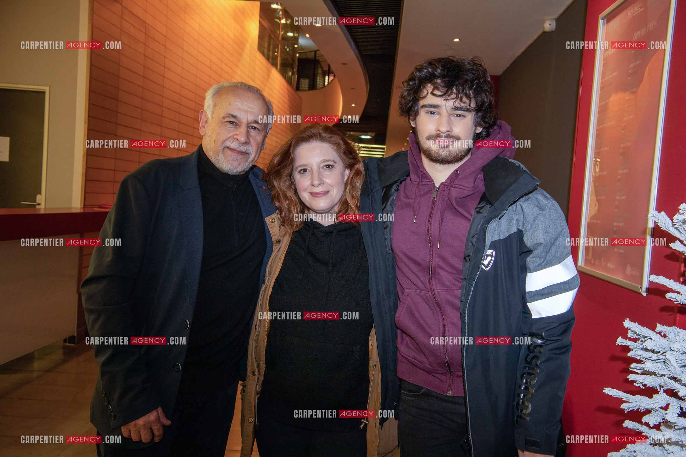 L'acteur Francis PERRIN, Gersende PERRIN sa femme et Louis PERRIN son fils à Marseille au théâtre de l'Odéon.   ( Exclusif )