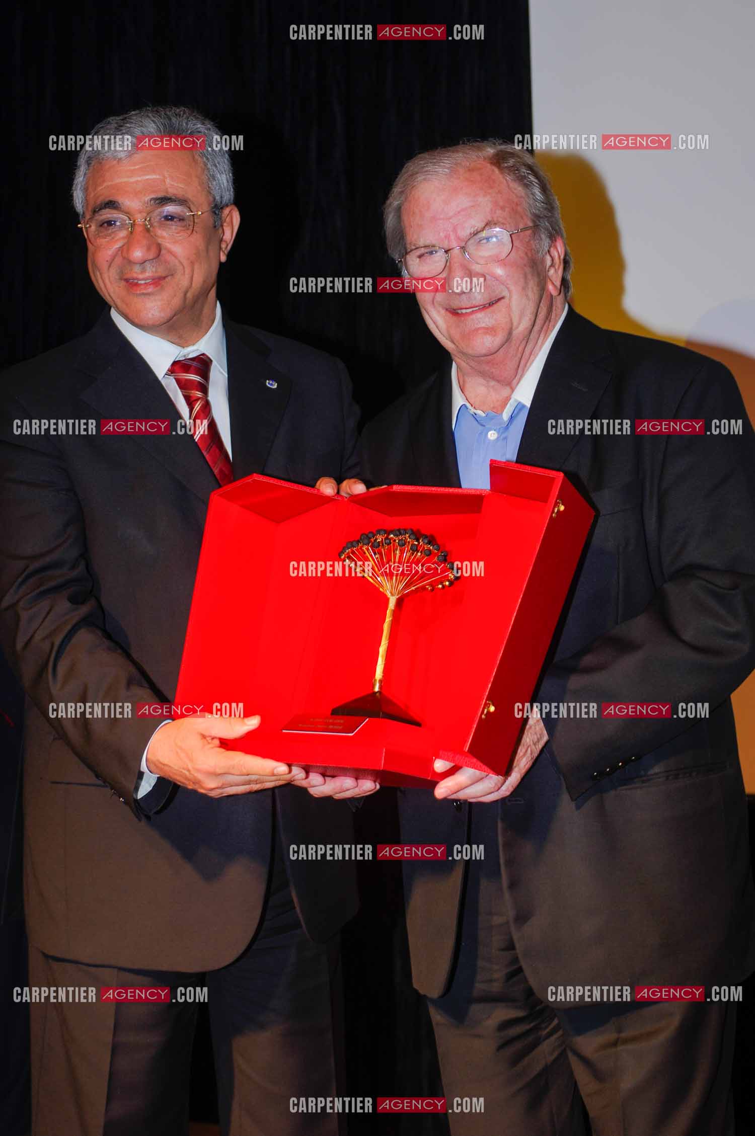 Festival du film à l'hôtel Yadis à Djerba en Tunisie du 28 au 30 Avril 2006. L'acteur Pierre Mondy reçoit le Jasmin d'or des mains du ministre du tourisme Tunisien Monsieur Tijani Haddad.