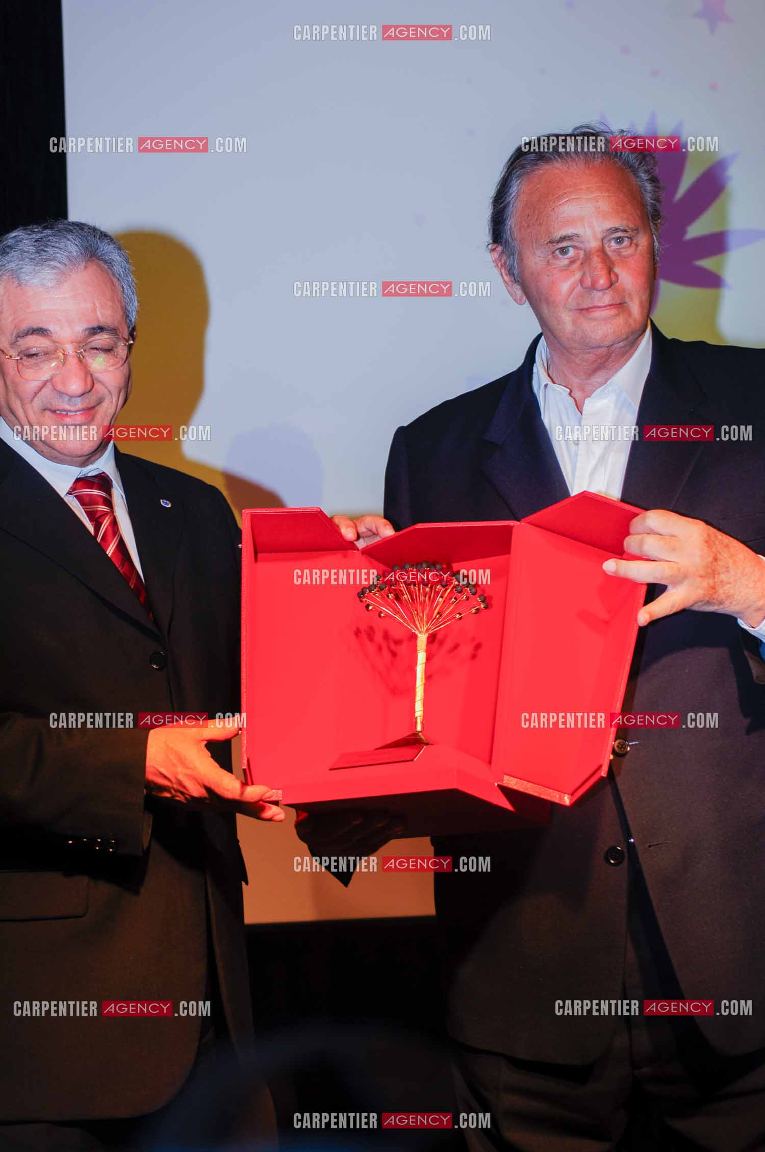 Festival du film à l'hôtel Yadis à Djerba en Tunisie du 28 au 30 Avril 2006. L'acteur Roger Hanin reçoit le Jasmin d'or des mains du ministre du tourisme Tunisien Monsieur Tijani Haddad.