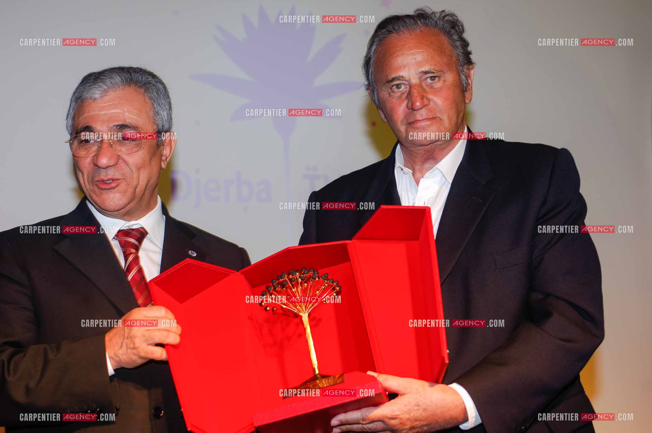 Festival du film à l'hôtel Yadis à Djerba en Tunisie du 28 au 30 Avril 2006. L'acteur Roger Hanin reçoit le Jasmin d'or des mains du ministre du tourisme Tunisien Monsieur Tijani Haddad.