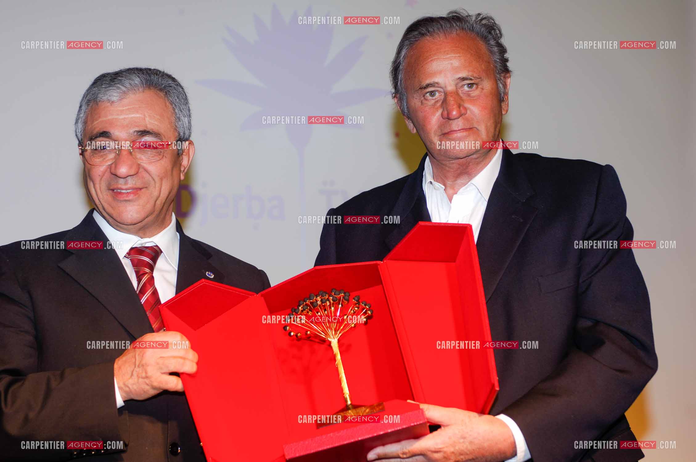 Festival du film à l'hôtel Yadis à Djerba en Tunisie du 28 au 30 Avril 2006. L'acteur Roger Hanin reçoit le Jasmin d'or des mains du ministre du tourisme Tunisien Monsieur Tijani Haddad.