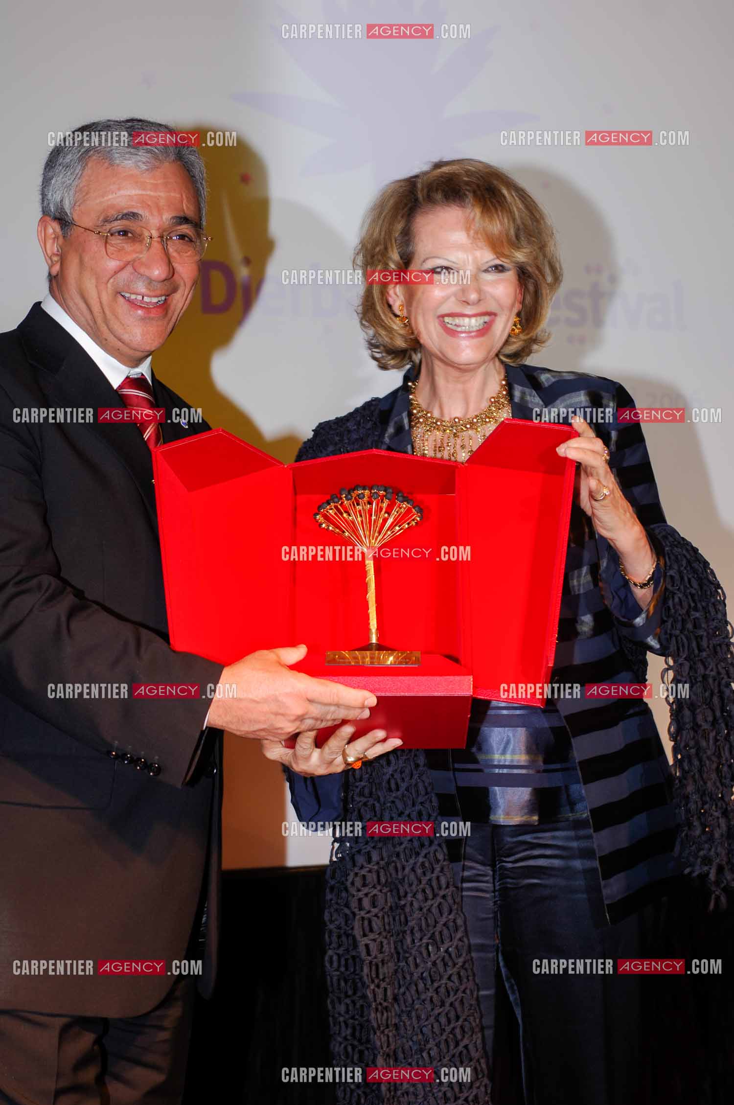 Festival du film à l'hôtel Yadis à Djerba en Tunisie du 28 au 30 Avril 2006. L'actrice Claudia Cardinale reçoit le Jasmin d'or des mains du ministre du tourisme Tunisien Monsieur Tijani Haddad.
