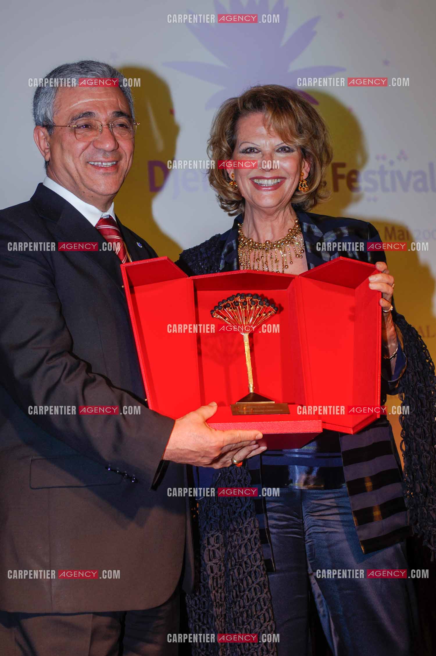 Festival du film à l'hôtel Yadis à Djerba en Tunisie du 28 au 30 Avril 2006. L'actrice Claudia Cardinale reçoit le Jasmin d'or des mains du ministre du tourisme Tunisien Monsieur Tijani Haddad.