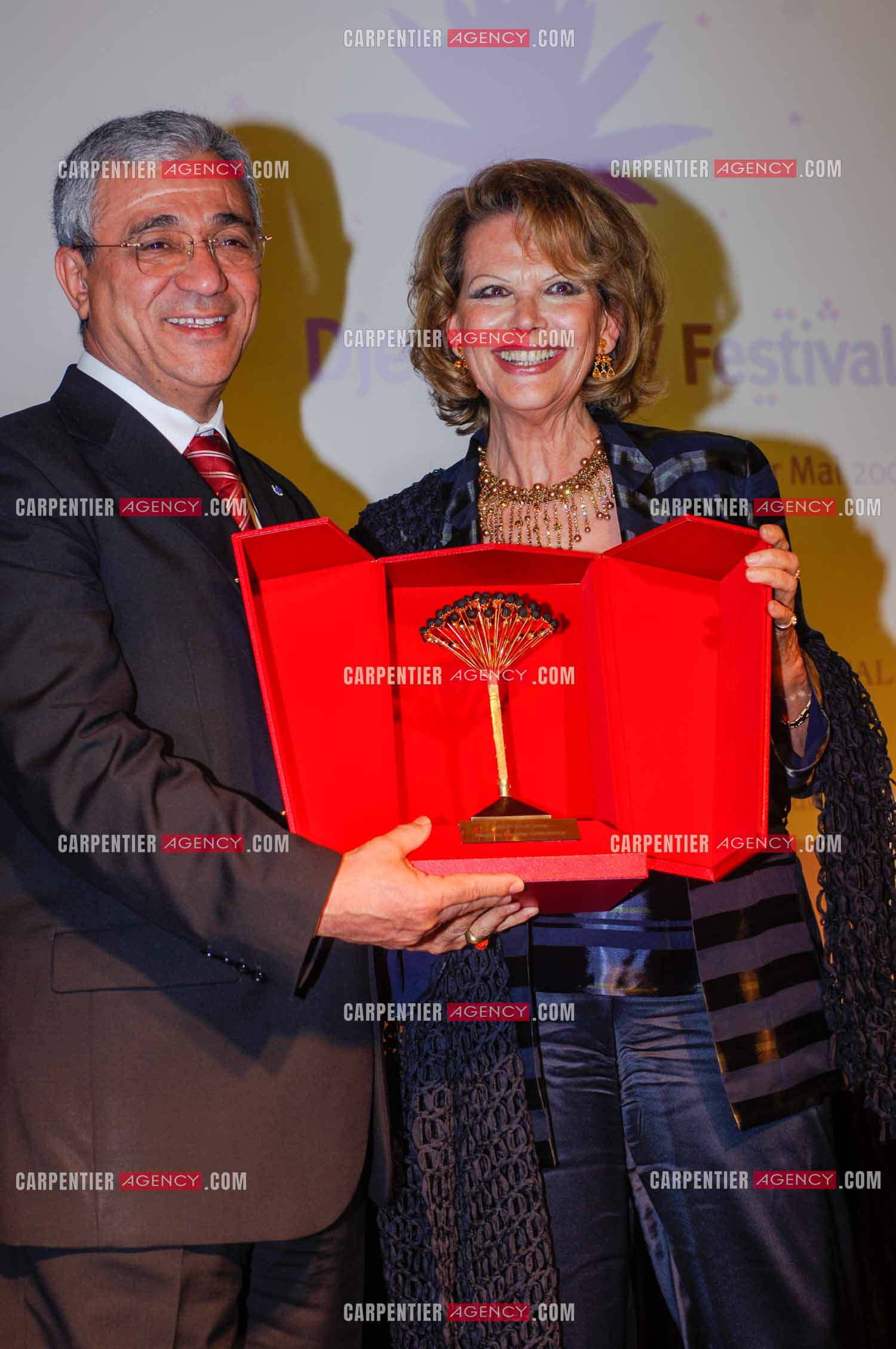 Festival du film à l'hôtel Yadis à Djerba en Tunisie du 28 au 30 Avril 2006. L'actrice Claudia Cardinale reçoit le Jasmin d'or des mains du ministre du tourisme Tunisien Monsieur Tijani Haddad.
