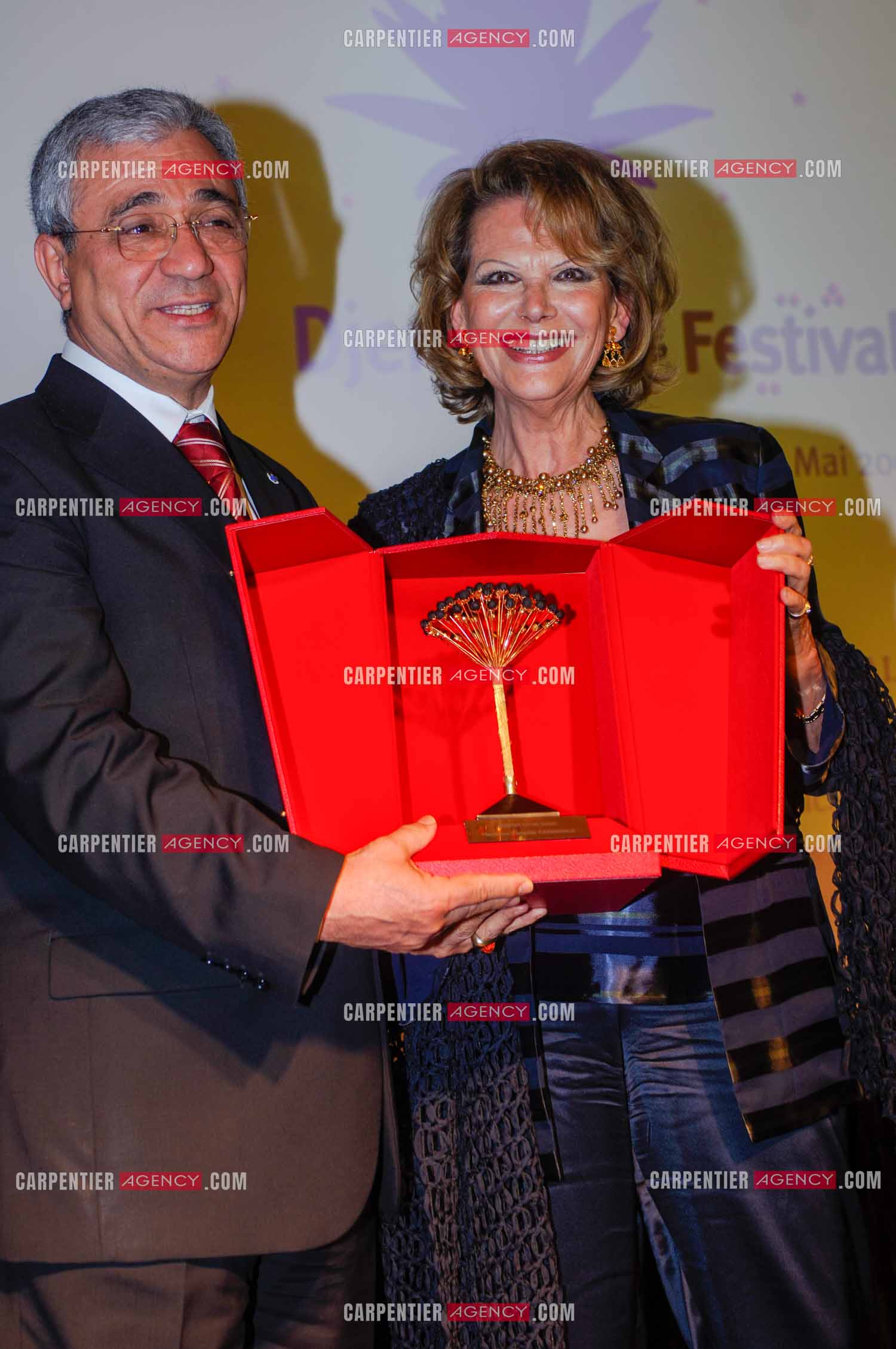 Festival du film à l'hôtel Yadis à Djerba en Tunisie du 28 au 30 Avril 2006. L'actrice Claudia Cardinale reçoit le Jasmin d'or des mains du ministre du tourisme Tunisien Monsieur Tijani Haddad.
