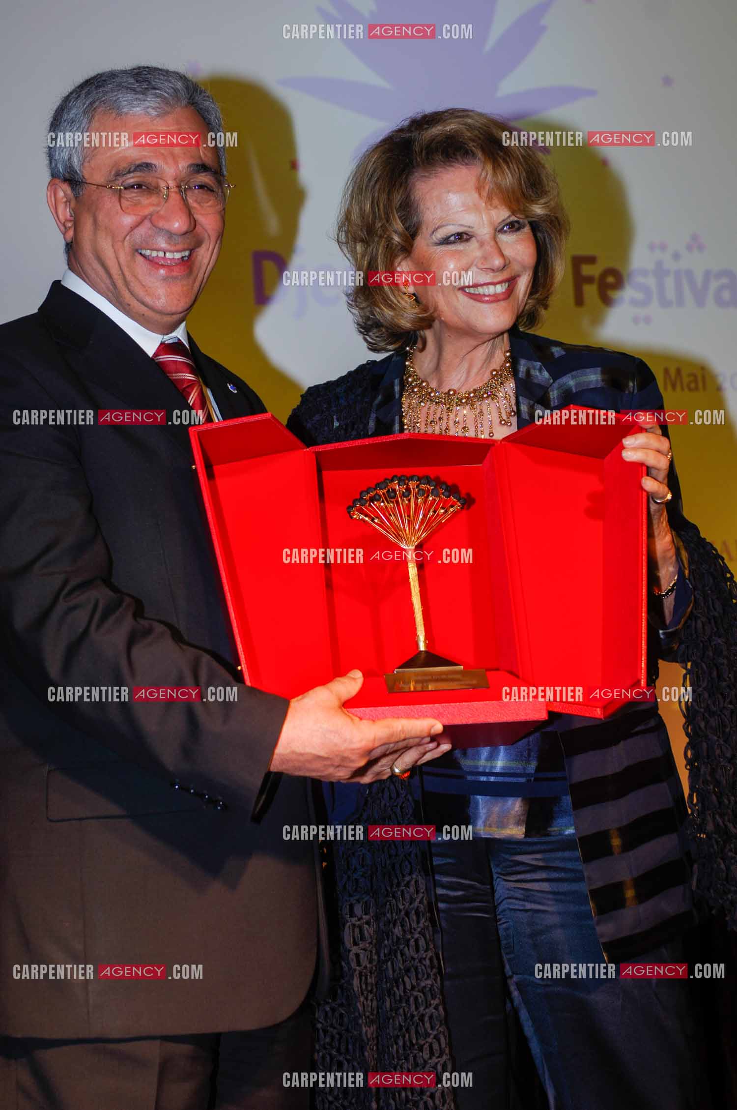 Festival du film à l'hôtel Yadis à Djerba en Tunisie du 28 au 30 Avril 2006. L'actrice Claudia Cardinale reçoit le Jasmin d'or des mains du ministre du tourisme Tunisien Monsieur Tijani Haddad.