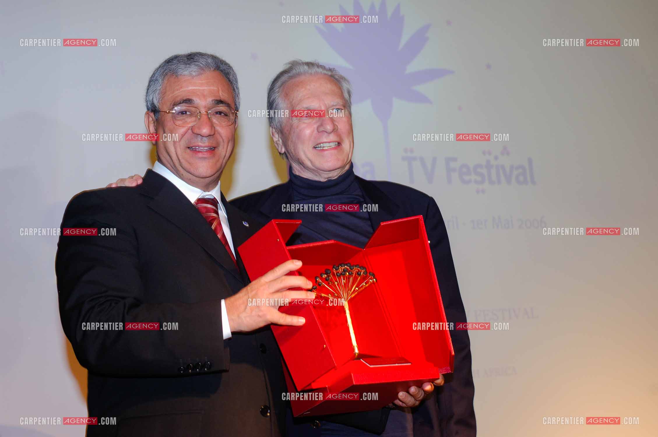Festival du film à l'hôtel Yadis à Djerba en Tunisie du 28 au 30 Avril 2006. Le compositeur Maurice Jarre reçoit le Jasmin d'or des mains du ministre du tourisme Tunisien Monsieur Tijani Haddad.