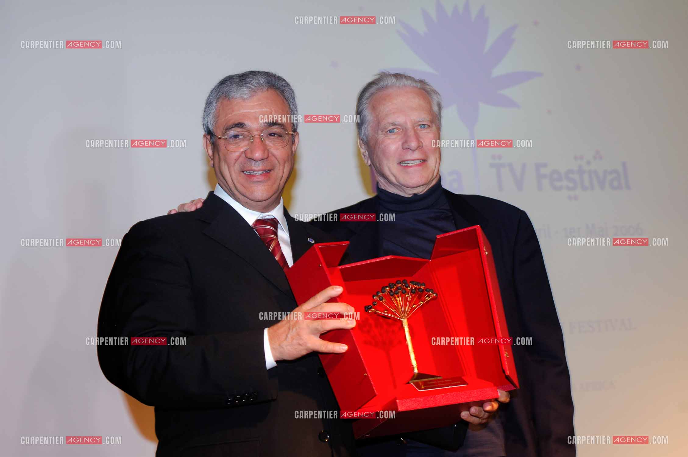 Festival du film à l'hôtel Yadis à Djerba en Tunisie du 28 au 30 Avril 2006. Le compositeur Maurice Jarre reçoit le Jasmin d'or des mains du ministre du tourisme Tunisien Monsieur Tijani Haddad.