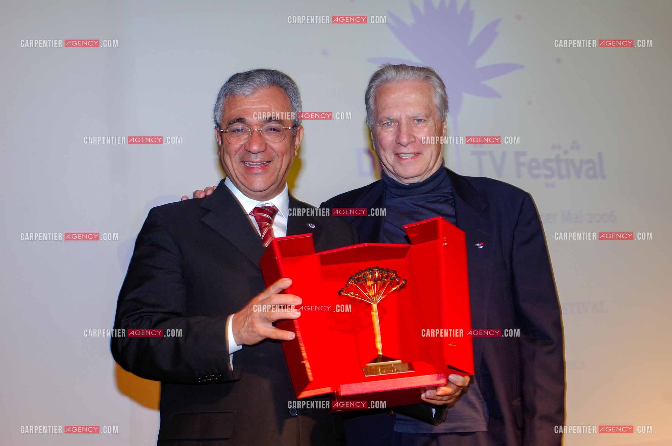Festival du film à l'hôtel Yadis à Djerba en Tunisie du 28 au 30 Avril 2006. Le compositeur Maurice Jarre reçoit le Jasmin d'or des mains du ministre du tourisme Tunisien Monsieur Tijani Haddad.