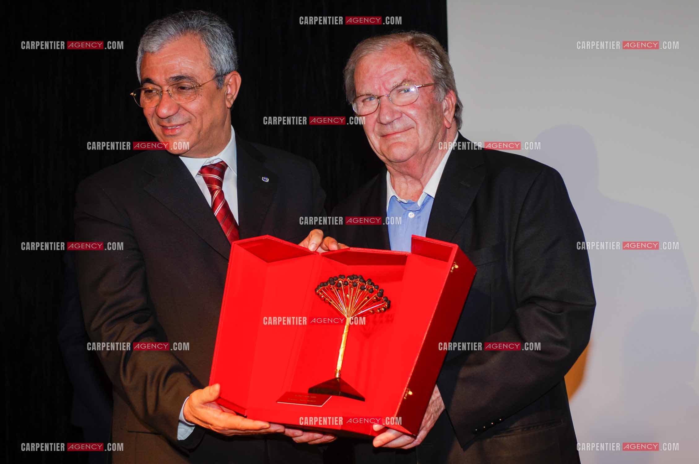 Festival du film à l'hôtel Yadis à Djerba en Tunisie du 28 au 30 Avril 2006. L'acteur Pierre Mondy reçoit le Jasmin d'or des mains du ministre du tourisme Tunisien Monsieur Tijani Haddad.